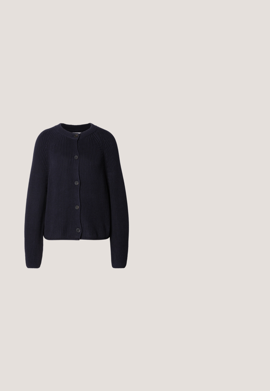 Cardigan de punto en color navy con un patrón texturizado, cuello redondo y cierre frontal con botones. Cuenta con mangas largas y un ajuste corto.; Camiseta de color azul royal con escote en V, mangas cortas tipo capa y corte relajado. Tejido suave y elástico con una textura lisa.; Falda de mezclilla en un tono azul medio. Presenta una cintura fruncida con un detalle de lazo. Corte en A con una textura suave y un diseño de longitud hasta la rodilla.; Sandalias de cuero negro con un diseño entrecruzado, suela plana y hardware minimalista, combinadas con pantalones de mezclilla oscuros de pierna ancha.; Bolso de mano de cuero negro con forma redondeada, con dos asas en la parte superior, superficie texturizada y correa de hombro desmontable. Dos acentos hexagonales a los lados.; Anillo de plata con un centro de gema roja lisa, presentando un diseño retorcido que forma una banda abierta. Acabado de metal pulido.