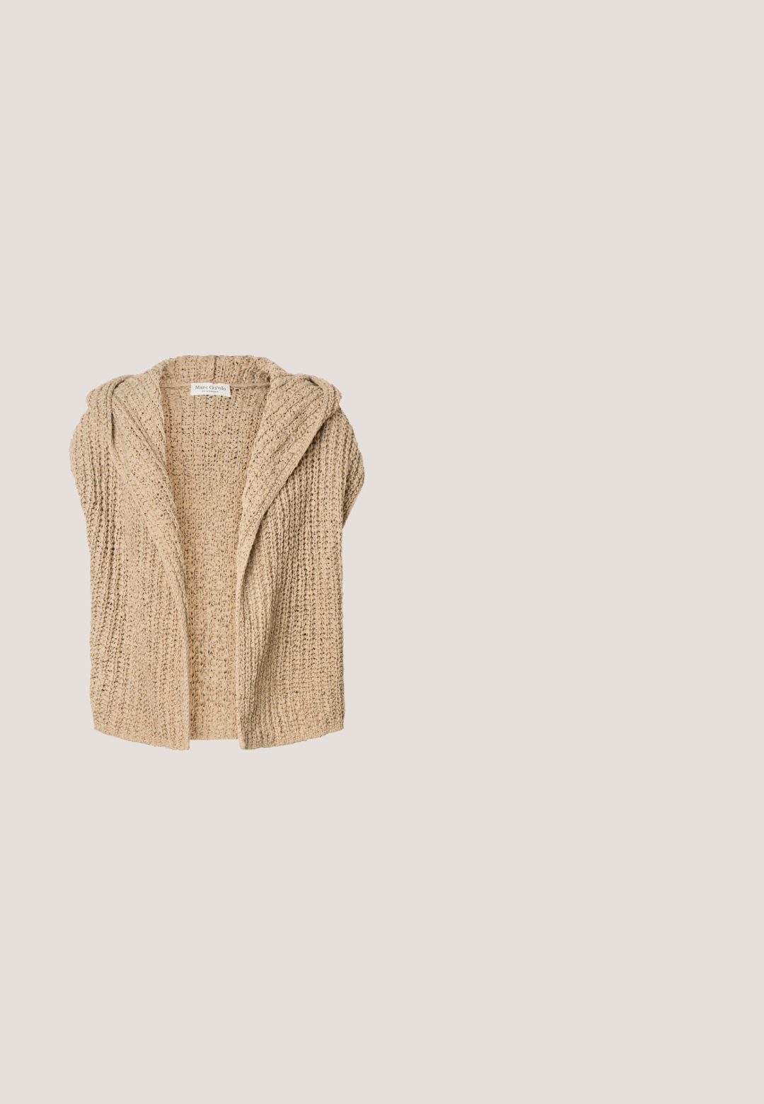 Beige chunky strikket cardigan med åben front og hætte, med ribbet tekstur og blødt, hyggeligt stof.; Hvid kortærmet T-shirt i bomuld med rund hals, med et lille mærke ved halsudskæringen og sidesømmen.; Hvid knælang blyantskørt lavet af blødt, elastisk stof. Har et tætsiddende design med et glat taljebånd og minimale sømme.; Beige vævet platform sandal med kraftig blokhæl, brun kant, ankelrem med spænde og dekorativ sløjfe på frontremmen.; Brun ruskind tote taske med blød tekstur, stor åbning og lange stropper. Har et enkelt design med synlige syninger og ingen hardware.; Guldhalskæde med slangeled og en lille gravhundsvedhæng med justerbar lukning og forlængerkæde.