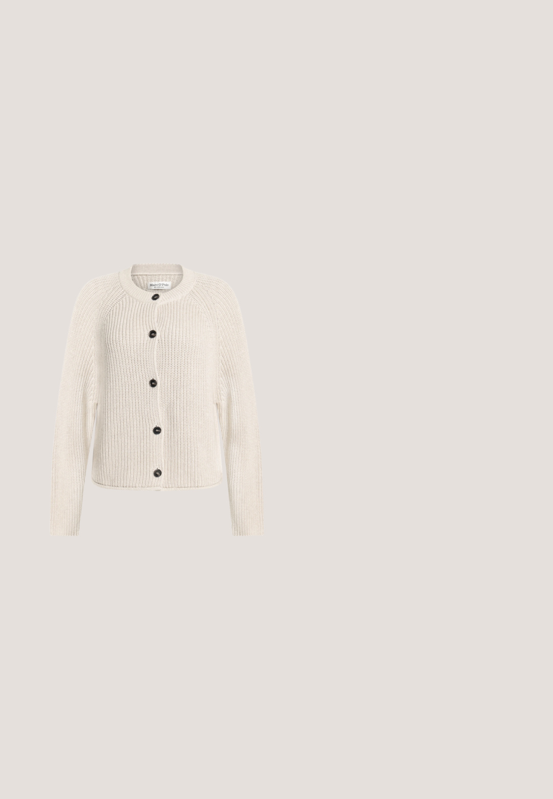 Cárdigan de punto color crema con manga larga, cuello redondo y cinco botones delanteros negros, expuesto sobre un fondo liso.; Camisa de manga corta abotonada en rayas azul claro y blanca. La tela tiene una textura suave; cuenta con un cuello clásico y un corte relajado.; Pantalones de algodón beige con piernas rectas, cierre frontal con botones y textura suave. Cuenta con trabillas estándar para cinturón y diseño frontal plano.; Mocasines de ante marrón con un acento decorativo de cadena en tono dorado, que presentan una suela de goma texturizada y un diseño de punta redonda.; Bolso rectangular de ante marrón con ribete de forro polar blanco en el bolsillo frontal, placa con nombre dorada, asa superior, cierre de cremallera y correa de hombro desmontable.; Dos pares de pendientes de aro geométricos en tono dorado sobre una superficie blanca lisa, un par cuadrados y sólidos, un par rectangulares y huecos.