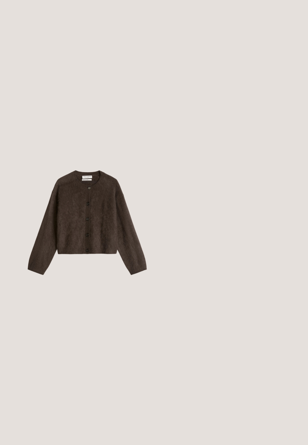Brauner, flauschiger Langarm-Cardigan mit fünf Knöpfen vorne und rundem Halsausschnitt, aus einem weichen Wollmischgewebe gefertigt.; Braunes Langarm-Rollkragentop mit figurbetonter Form und glatter Textur auf weißem Hintergrund.; Weit geschnittene braune Cordhose mit hoher Taille und ohne sichtbare Taschen oder Verschlüsse, flach auf weißem Hintergrund dargestellt.; Braune Wildleder Chelsea-Stiefel mit elastischen Seitenpaneelen und einer dicken, strukturierten Plattformsohle. Mit einem Ziehband an der Ferse für ein einfaches An- und Ausziehen.; Dunkelbraune Wildlederhandtasche mit breiter, trapezförmiger Form, langen doppelten Henkeln und geknoteten Kordeldetails auf jeder Seite.; Herzförmiger Anhänger mit einem facettierten braunen Edelstein und einem goldenen Ring, der mit kleinen klaren Steinen besetzt ist, mit einer glatten, glänzenden Oberfläche.