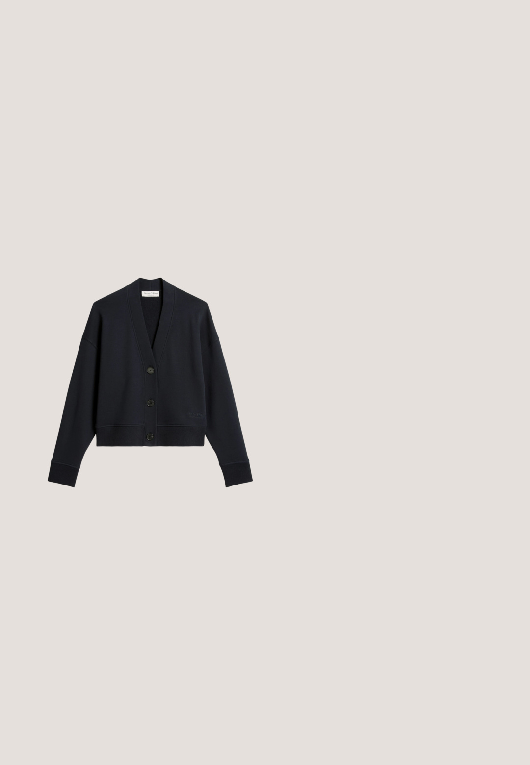 Navy cropped cardigan van zacht materiaal met een v-hals, lange mouwen en vijf zwarte knopen. Heeft ribgebreide boorden en zoom.; Zwarte t-shirt met korte mouwen van gladde katoenstof. Heeft een ronde halslijn en een klein label aan de onderkant met de tekst "ARMEDANGELS".; Grijze wijde broekspijpen gemaakt van zacht materiaal, met een rekbare tailleband en een wit biesdetail aan de zijkant. Casual en comfortabel ontwerp.; Witte sneaker met zwarte accenten, vetersluiting, gestructureerd leer en een rubberen zool met een gum buitenzool. Heeft gebogen zwarte strepen.; Zwarte tote bag gemaakt van glad synthetisch materiaal, met twee lange handvatten, verticale naaddetails en een klein logo-opdruk aan de voorkant.; Verstelbare armband van sterling zilver met een gedraaide stijl en een gladde, ronde afwerking. Licht van gewicht met een glanzende metalen uitstraling.
