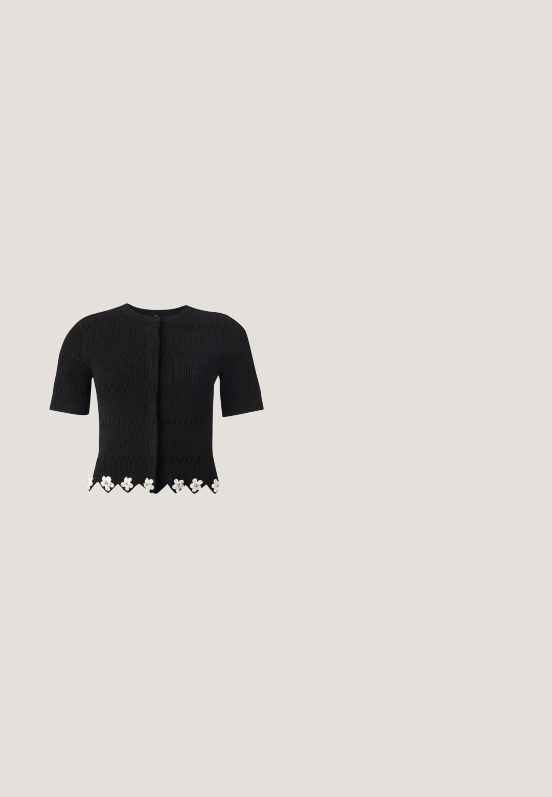 Cardigan noir en maille à manches courtes avec motif texturé et ornements floraux blancs le long de l'ourlet festonné.; Veste courte texturée noire à manches courtes avec accents de boutons en cristal, associée à une jupe taille haute assortie en forme trapèze.; Chaussure slingback en cuir verni noir à bout pointu avec bride en T et petit talon bloc incliné sur fond blanc.; De grandes lunettes de soleil noires avec des verres gris, dotées d'une épaisse monture en plastique, d'accents en métal et d'une plaque logo sur le côté extérieur.; Pochette en cuir noir avec un design froncé sur un côté, dotée d'une fermeture éclair argentée et de ferrures argentées, texture lisse et forme rectangulaire compacte.; Collier chaîne en or avec des perles blanches alternées et des grappes florales en cristal clair, doté d'un fermoir réglable et d'un petit pendentif en forme d'étoile.