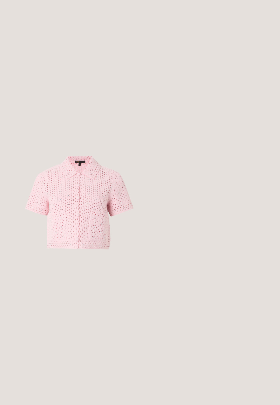 Roze korte mouw gehaakte cardigan met kraag, knopen aan de voorkant en twee voorzakken, weergegeven op een lichtgrijze achtergrond.; Zwart-witte shirt met patroon, met een kraag, voortzakken en knopen. Heeft een geometrisch kruislings ontwerp op een lichtgewicht stof.; Lange zwarte rok met een gelaagd ontwerp, versierd met een bloemenpatroon van roze rozen en groene bladeren, gemaakt van lichtgewicht stof. Rekbare tailleband.; Zwarte suede hoge hak schoen met een puntige neus en een knoopdetail aan de zijkant. Heeft een glanzende stiletto hak en een uitgesneden ontwerp.; Zwarte handtas met een zachte, nepleren afwerking. Beschikt over een geplooid ontwerp, een platte bodem en een slanke, verstelbare lederen schouderband. Gouden hardwareaccenten.; Lange zilveren oorbellen met een cluster strasstenen aan de bovenzijde en daaronder hangende slierten van kleinere strasstenen.