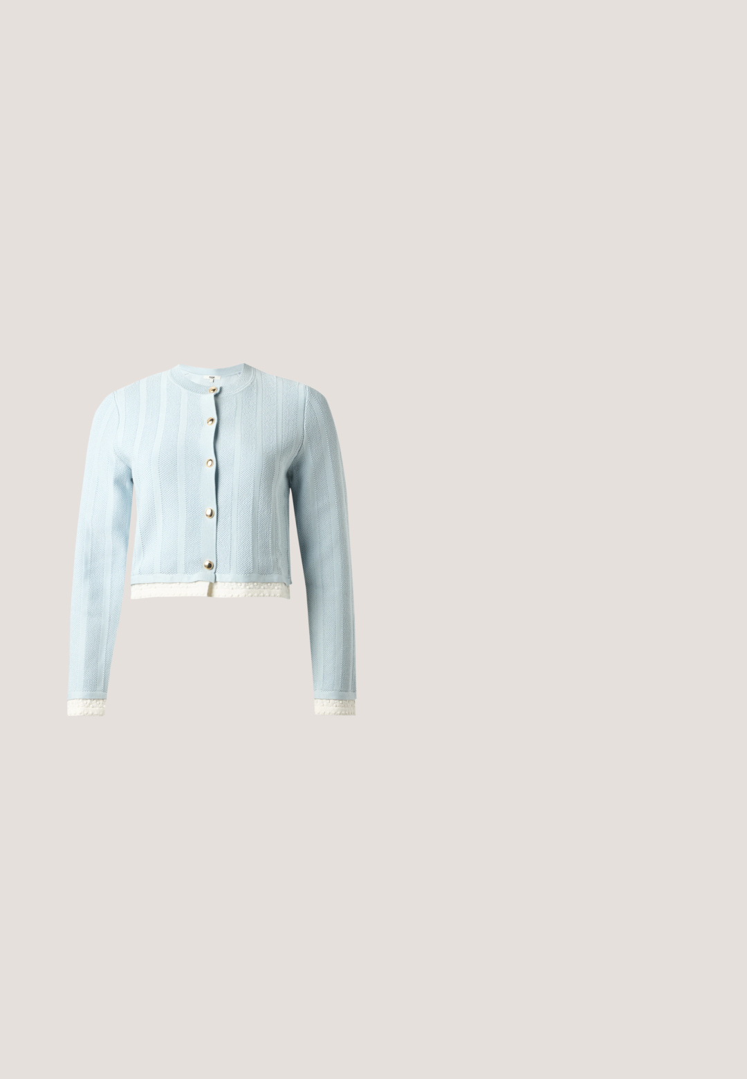 Cardigan tricoté bleu clair avec rayures verticales, boutons dorés, et tissu blanc texturé visible aux poignets et à l'ourlet.; Blouse cropped en vichy bleu et blanc avec un col en dentelle blanche froncé, des boutons sur le devant et un cordon à nouer au niveau du cou.; Pantalon en denim taille haute à jambes larges avec fermeture par boutons et boutons latéraux le long des jambes extérieures, lavage bleu.; Ballerines en cuir verni bordeaux avec un bout pointu, une bride de cheville avec une boucle en argent et un petit talon. Texture lisse sur l'ensemble.; Sac bandoulière avec rayures verticales rouges et beiges, quincaillerie dorée et bandoulière crème ajustable avec détail tressé.; Boucles d'oreilles dorées avec perles marbrées rouges et anneaux texturés. Comprend deux styles : des designs incurvés et un accent de perle, tous avec une finition brillante.