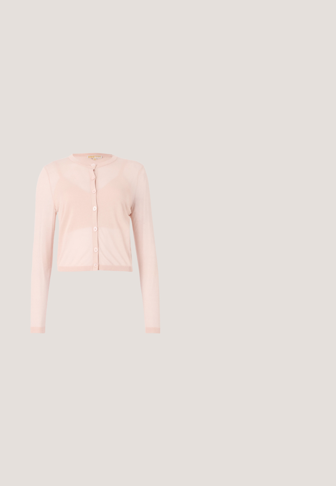 Lyserød, kort cardigan lavet af blødt strikket stof, der har lange ærmer og en rund halsudskæring. Seks knapper foran med ribbede manchetter.; Lyserød satin camisole med hvid blondertrim langs V-udskæringen, kant og tynde justerbare skulderstropper, med asymmetrisk kant.; Lang cremefarvet nederdel med diskret blomsterprint og faldende flæsedetaljer, lavet af let, gennemsigtigt stof.; Lys beige flad sko med spidst tåparti og en enkelt rem med spænde på siden, vist på en ensfarvet hvid baggrund.; Hvid plisseret clutch-taske med en fremtrædende sløjfedetalje og en guldkædetras. Blød tekstur med et samlet design på forsiden.; Hvid stof scrunchie med pink blomster og grønne blade mønster på en lys baggrund.