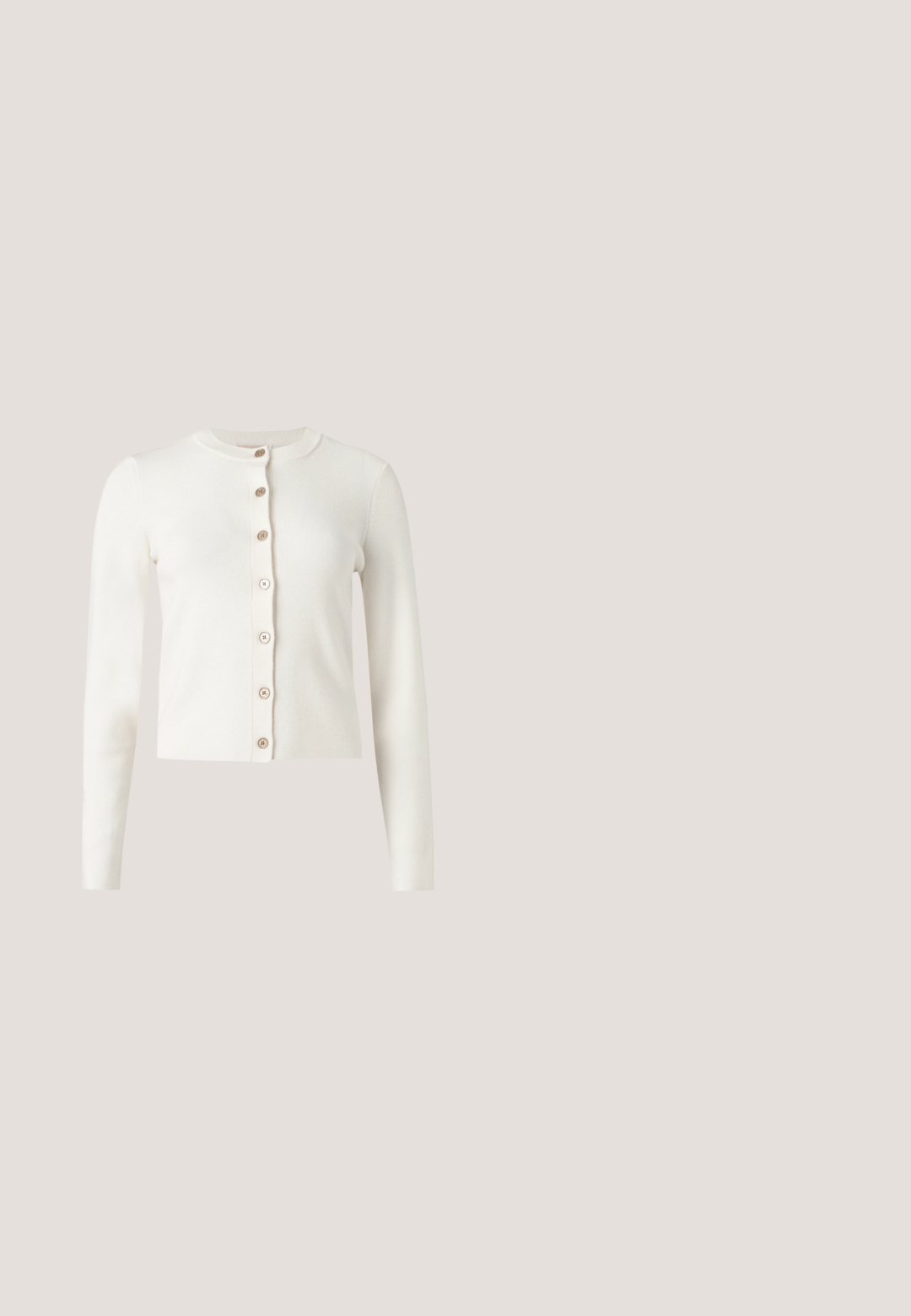 Cardigan blanc à manches longues avec encolure ronde et sept boutons beiges sur le devant, présenté sur un fond uni.; CLOSED NECK HOLDER - Débardeur - black; Jean en denim bleu taille haute avec jambes légèrement évasées, cinq poches, fermeture par bouton et décoloration subtile sur le devant.; Sandale noire en cuir à talon avec bride à la cheville, bout ouvert, devant carré et accent en métal argenté. Design ajusté avec un profil élégant.; Sac à bandoulière noir en cuir en forme de croissant avec une sangle réglable et un petit texte de logo blanc à l’avant sur fond clair.; Paire de boucles d'oreilles en métal argenté en forme de lettre M angulaire avec des tiges arrondies sur fond blanc.