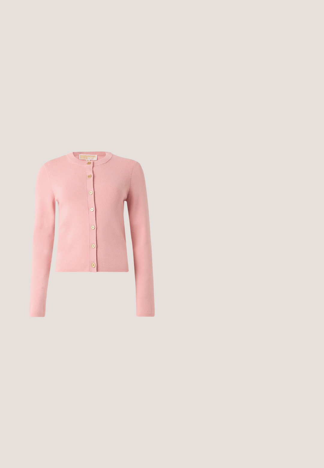 Lyserød langærmet cardigan med rund halsudskæring og syv beige knapper foran, vist på en ensfarvet baggrund.; Hvid ribbet behåret top med rund halsudskæring, ærmeløst design og et lille logo på fronten. Glat tekstur og tætsiddende pasform.; Bredde ben, lysebeige denimbukser med høj talje, fem lommer og knaplukning foran. Glat tekstur, minimale syningsdetaljer.; Brun læderslingback med høj hæl og spids tå, med krydsede remme og en tekstureret træhæl. Guldaccent på remmen.; Creme og brun Michael Kors håndtaske med "MK" mønster, top-håndtag og aftagelig bred brun skulderrem på hvid baggrund.; Lange guldkædeøreringe med rektangulære led og små hvide ædelstene mellem ledderne, vist mod en ensfarvet baggrund.