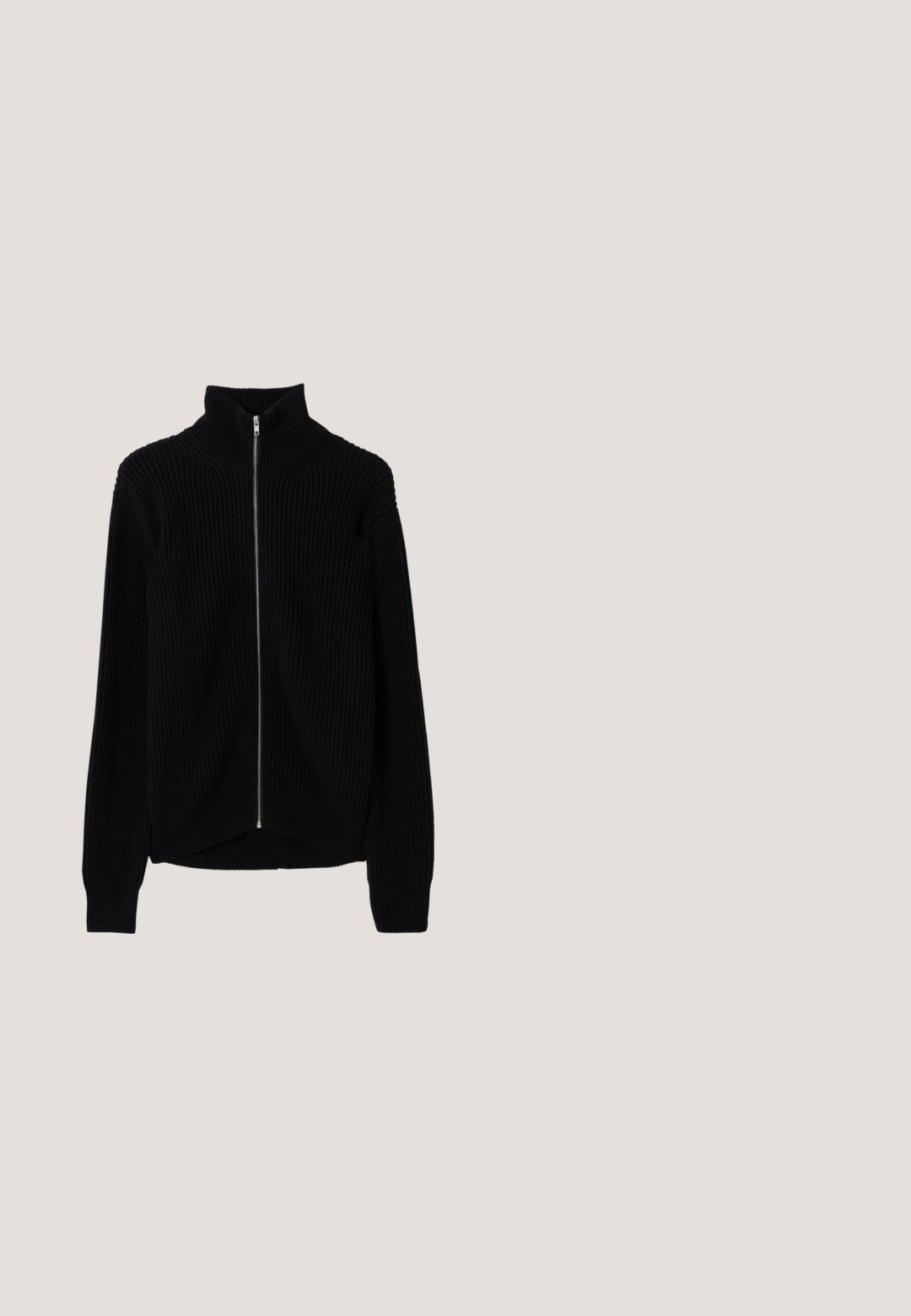 Sort ribbet sweater med høj krave og fuld lynlås. Har et struktureret stof og let buet kant for et lagdelt look.; Hvid kortærmet t-shirt i bomuld med v-hals, med et sort "FILLING PIECES" logo trykt på venstre side.; Marineblå skræddersyede bukser med bæltestropper, plissering foran og opbuk ved benenderne, vist mod en hvid baggrund.; Sort læderloafer med lav hæl og rem over overdelen, prydet med et præget logo på remmen, vist i sideprofil mod hvid baggrund.; Brune rektangulære solbriller med mørke linser og rette arme på en hvid baggrund.; Brun læder toilettaske med en tekstureret overflade, lynlås lukning og et sidehåndtag. Firkantet form, glatte kanter, minimal branding.