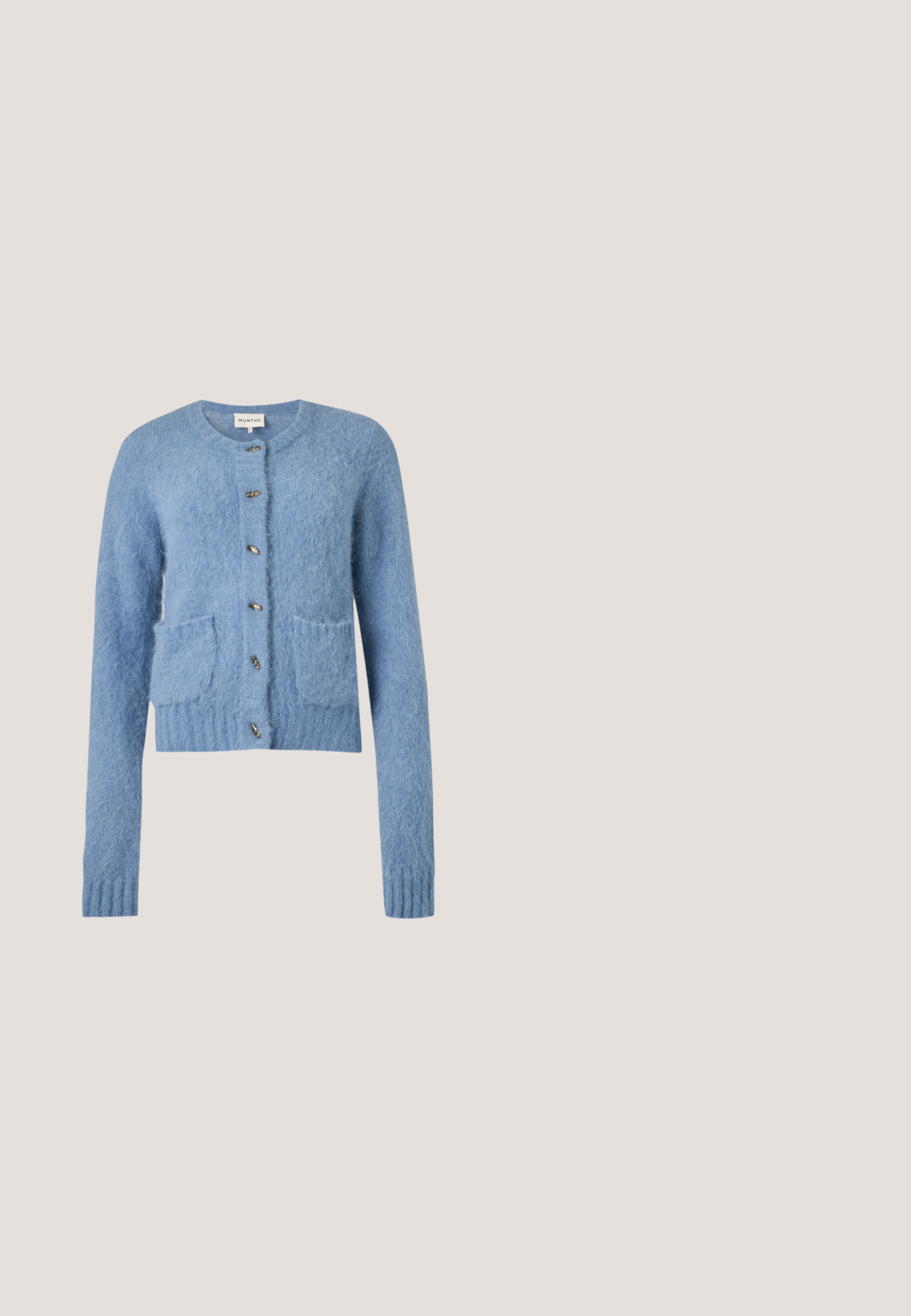 Light blue fuzzy cardigan with long sleeves, round neckline, two front pockets, and six decorative buttons down the center front.; rag & bone Basic T-shirt - raindrop; CLOSED WRENNA - Trousers - urban beige; Cream-colored women's pointed-toe low heel shoe with a round, ball-shaped heel on a plain background.; Brown leather crescent-shaped shoulder bag with adjustable strap and small silver logo text at the bottom center.; Brown leather belt with silver rectangular buckle and small silver charm, laid flat on a white background.