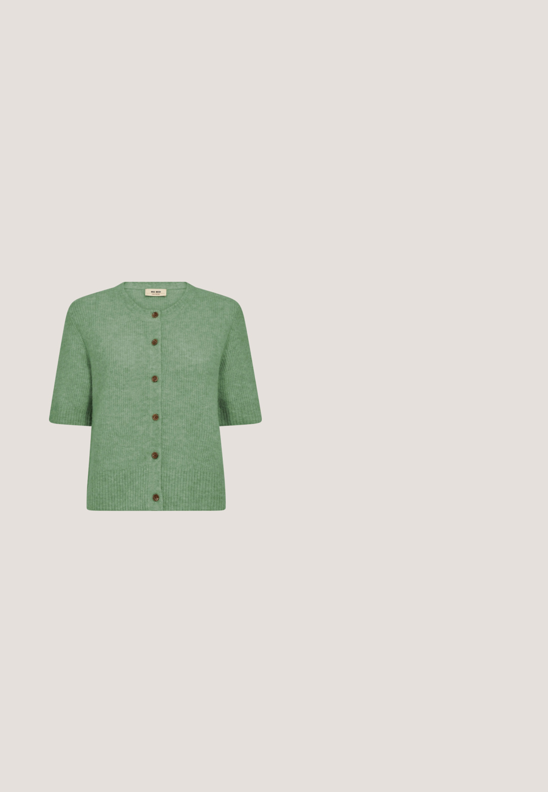 Cárdigan corto de manga corta de punto verde con seis botones marrones y escote redondo.; Top de manga larga a rayas verdes y blancas con cuello redondo y corte recto. Tejido suave y texturizado, con rayas horizontales distribuidas uniformemente.; Pantalones de corte recto en color verde oliva con cinturilla elástica, mostrados sobre un fondo blanco.; Zapatilla deportiva de perfil bajo con parte superior a cuadros en verde oliva y beige, cordones amarillos, talón burdeos y suela de goma marrón texturizada.; Bolso pequeño rectangular de ante verde con correa de hombro ajustable y correa de muñeca desmontable, cierre de cremallera y herrajes metálicos.; Ganchos de pared verdes y dorados con un acabado suave y brillante. Presentan un diseño curvado y un respaldo transparente para la instalación.
