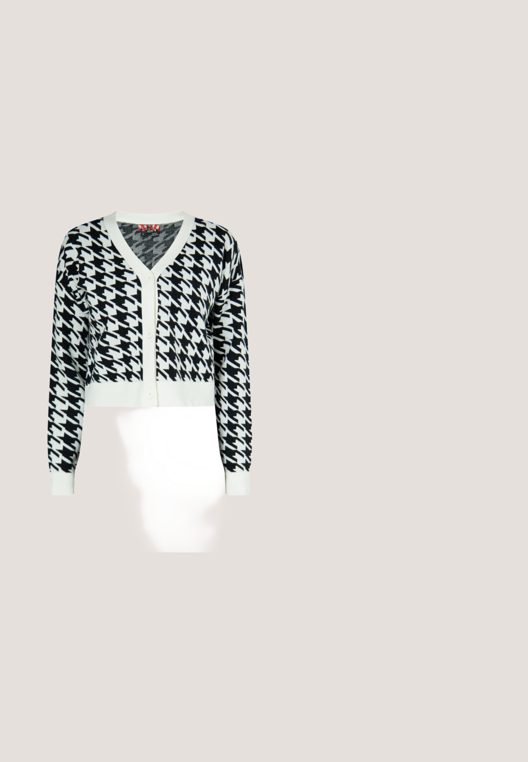 Langærmet cardigan med knapper, sort-hvid hundetandsmønster, hvid kant og tætsiddende manchetter, vist på en ensfarvet baggrund.; Bordeauxrød ribbet tanktop med V-udskæring og brede skulderstropper, der har en tætsiddende silhuet og subtil tekstur. Etiketten siger "JDY."; Fløjlsbukser med vidde ben, i en dyb bordeauxfarve. Har forlommer og bæltestropper, tekstureret stoffinish.; Bordeaux lædersko med rund tå, dekorativ syning og en tyk sort gummisål med et robust mønster.; Mørkerød vævet lædertaske med buet hank, hvid kant, sølv lynlås og aftagelig bred stofskulderrem mod en ensfarvet baggrund.; Par af guldfarvede øreringe formet som åbne hjerter på en ensfarvet hvid baggrund.