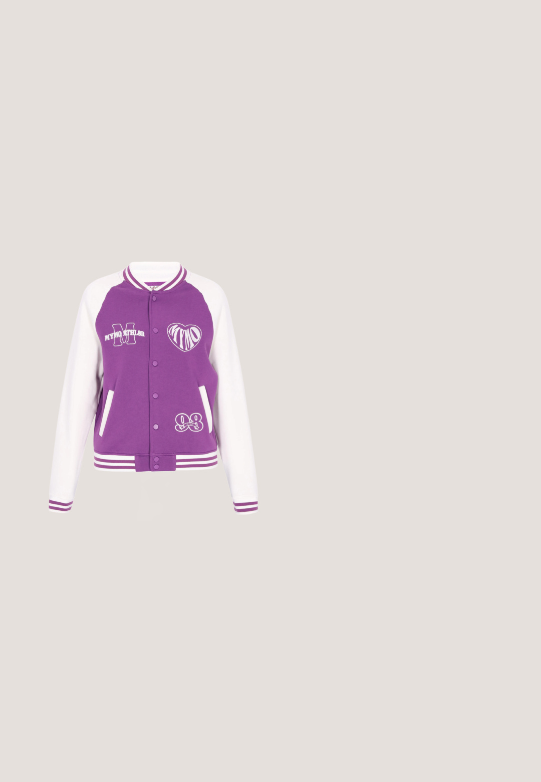Lila Collegejacke mit weißen Ärmeln, mit gestickten Grafiken, darunter ein "M" und ein Herz, sowie gestreifte, gerippte Bündchen und Saum.; Hellrosa kurzärmeliges T-Shirt mit kleinem, besticktem Teddybär, der ein gestreiftes Hemd trägt und eine Tasse hält, darunter der Text "MONDAY PERSON".; Helle rosa Baumwollhosen mit geradem Schnitt, mit einem Knopfverschluss und seitlicher Cargo-Tasche. Glatte Textur und minimalistische Gestaltungsdetails.; Schwarze und rosa Nike-Sneaker mit einem Mesh-Obermaterial, geschwungenem Design und abgerundeten lila Dämpfungselementen an Sohle und Seiten.; Rosa, strukturiert Tasche mit "CHOOSE JUICY" in fetten, dunkelpinken Buchstaben bedruckt. Verfügt über kurze Griffe und einen abnehmbaren Schultergurt.; Silbernes Kettenarmband mit einem pinkfarbenen Blumenanhänger, der ein kleines silbernes Katzengesicht mit roter Schleife auf weißem Hintergrund zeigt.