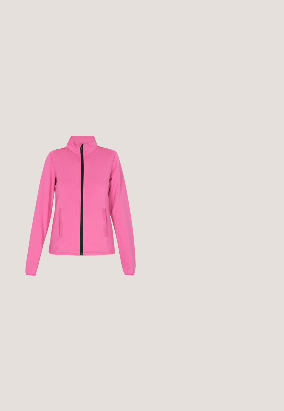 Rosa zip-up jakke lavet af glat stof, med høj krave, lange ærmer, to sidelommer og en kontrasterende sort lynlås.; Rød sports t-shirt med korte ærmer, der har lodrette striber, en marineblå rund hals og et lille sort logo på forsiden.; Sorte atletiske shorts i en strækbar kvalitet med høj talje. Har hvide side-striber og et lille hvidt logo ved sømmen.; Brun og hvid sneakers med girafmønster, lyseblå snørebånd, hvide striber og gumisål, vendt mod venstre på hvid baggrund.; Lyserød gradient skuldertaske med buet form, justerbar rem og "tommy jeans" præget på fronten.; Sølv åben ring med to afrundede ender, indfattet med små klare krystaller på en ensartet lys baggrund.