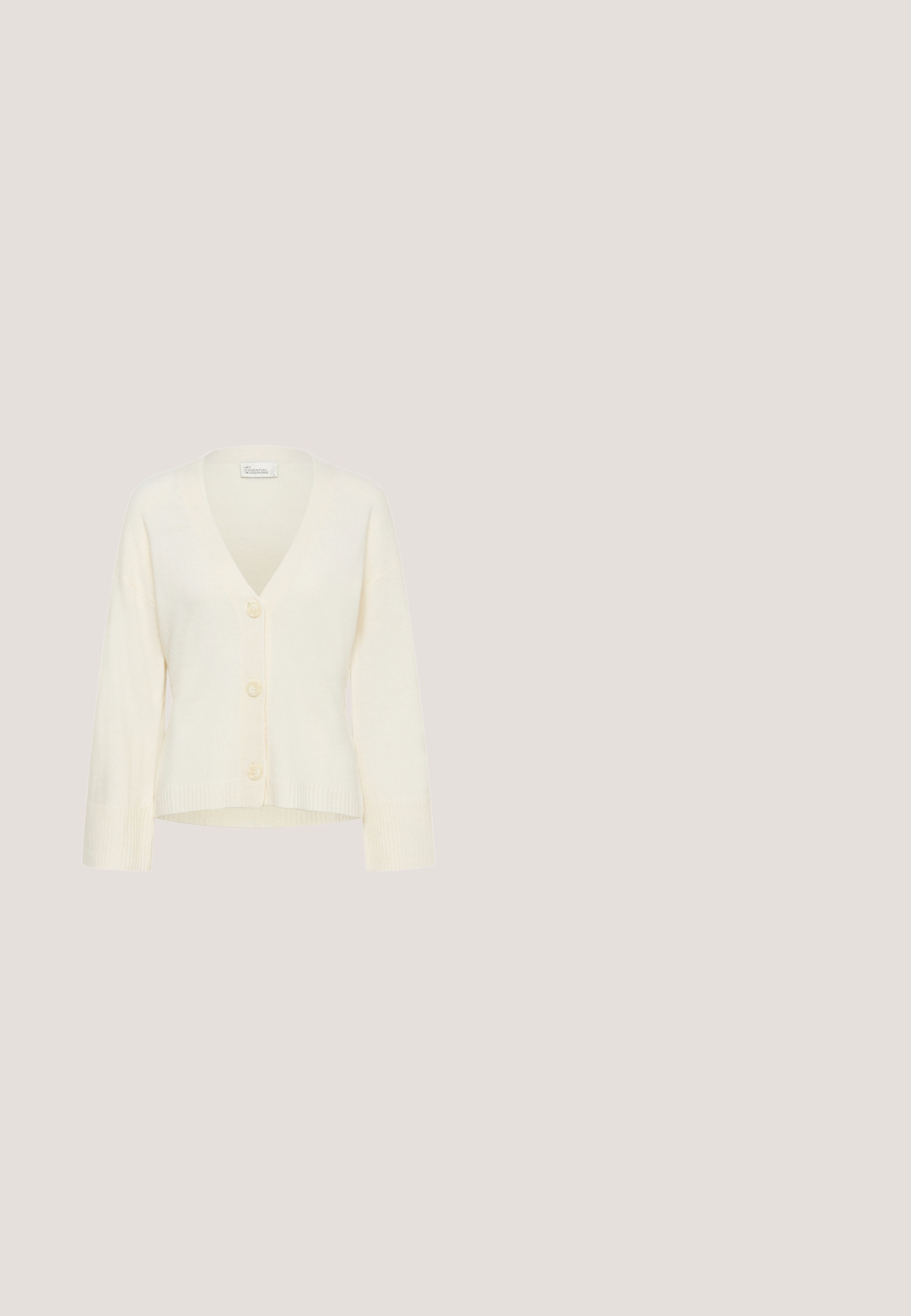 Cárdigan color marfil con escote en V, mangas largas y cuatro cierres de botón. Fabricado con una tela suave y con ribete acanalado en los puños y el bajo.; Fransa FRHEART - Camiseta estampada - blanc de blanc mix; Jeans de mezclilla azul de pierna ancha con un lavado deslavado, cierre de botón y diseño de cinco bolsillos. Presenta un corte recto y holgado.; Zapatillas blancas y beige con un acabado de piel suave, puntera perforada, acentos de ante suave y una suela de goma gruesa. Diseño de cierre con cordones.; Bolso de hombro de cuero beige con correa ajustable que presenta el logo "NeroGiardini", etiqueta de marca dorada y cierre superior con cremallera.; Pendientes de aro en tono dorado con un diseño floral y acentos de hojas texturizadas. Construcción de metal liviano con un acabado pulido.