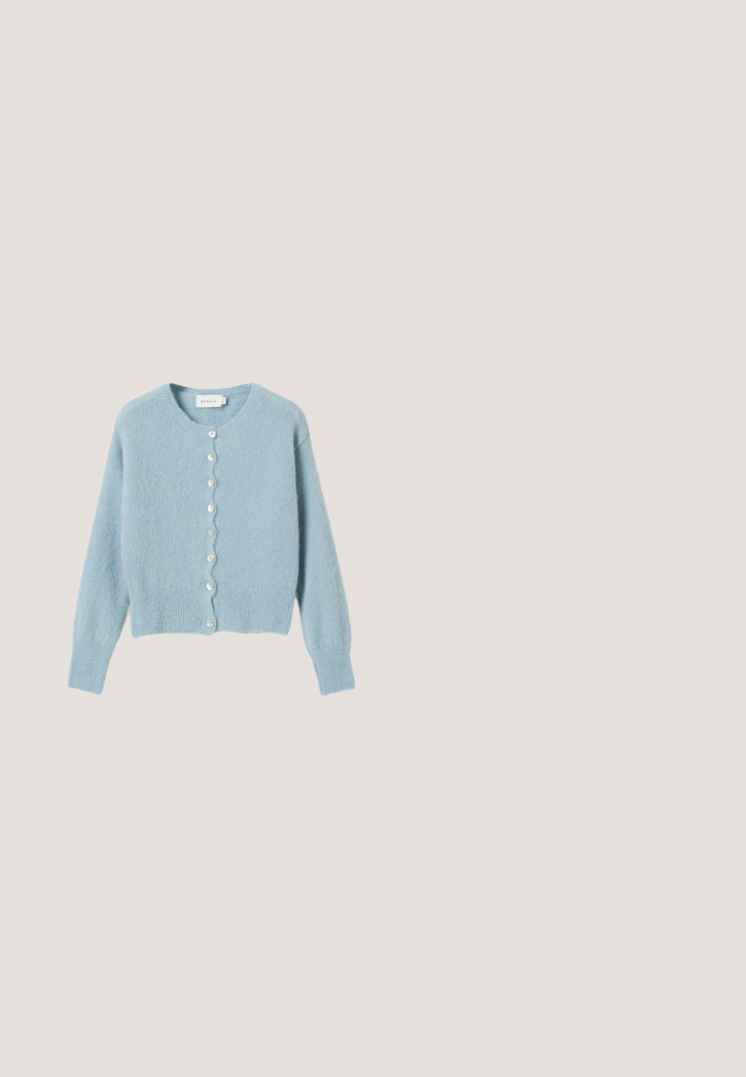 Cardigan bleu clair à manches longues avec boutons, col rond et ourlet et poignets côtelés.; Polo à manches courtes rayé horizontalement en bleu clair et blanc, avec cinq boutons et un petit logo de drapeau sur la poitrine.; Pantalon ample bleu clair avec fines rayures verticales blanches, taille élastique avec cordon de serrage, et poches latérales.; Baskets bleu clair et blanc avec des panneaux en mesh, des superpositions en suède, une fermeture à lacets et une semelle coussinée, vues de côté sur fond blanc.; Sac fourre-tout bleu clair avec poignées marron et petit logo métallique centré à l'avant, fermeture éclair et texture lisse.; Boucles d'oreilles en argent avec un design lisse et arrondi, accentuées par une petite rayure rouge, blanche et bleue. Fermoir à tige sécurisé.