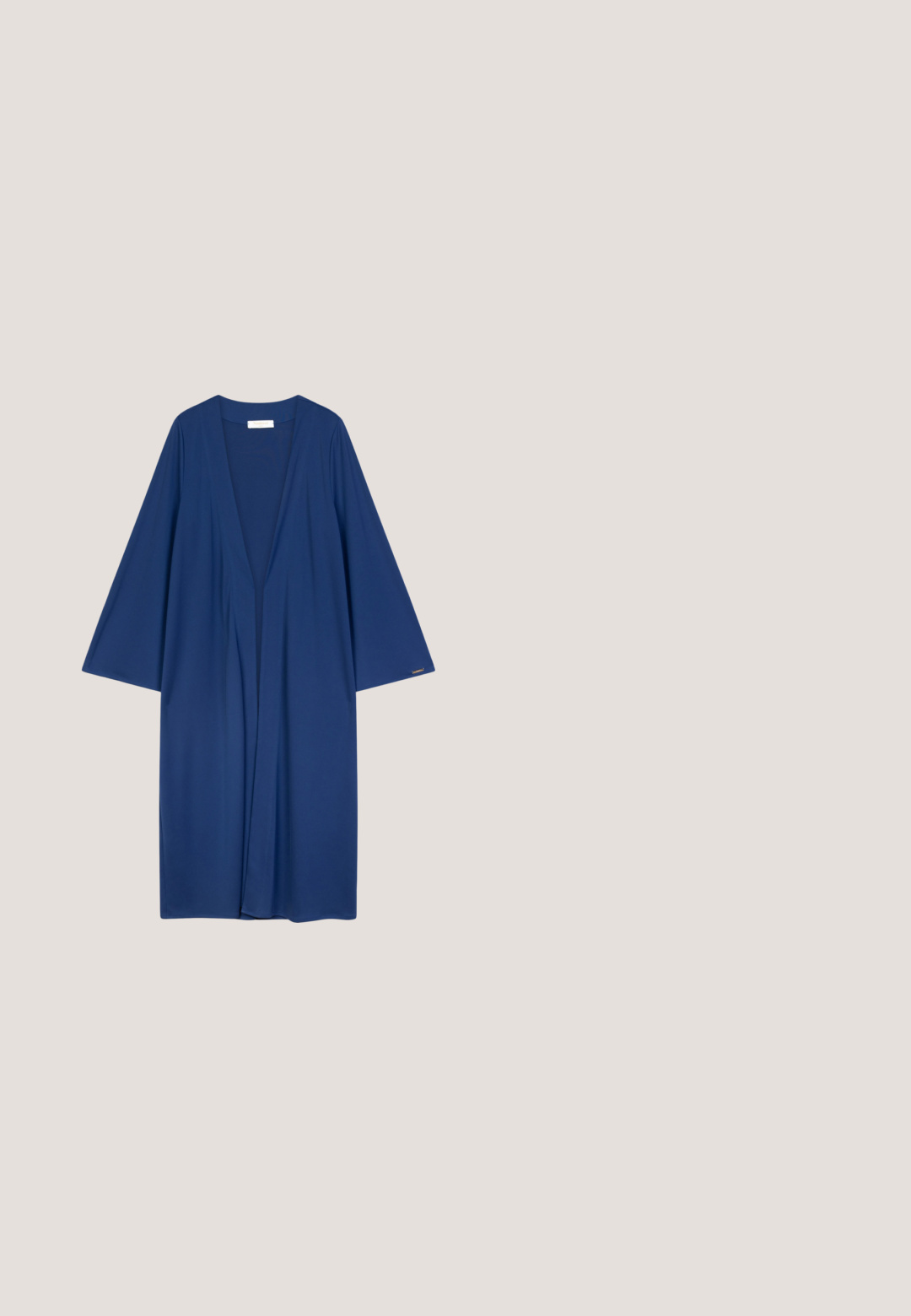 Longue robe style kimono bleu marine à manches larges, en tissu lisse, avec un décolleté en V profond et une silhouette décontractée.; Haut sans manches bleu marine à rayures blanches horizontales, encolure ronde et petit logo en bas de l'ourlet.; Pantalon large bleu marine avec motif en script cursif blanc et détail de ourlet rayé.; Sandale à enfiler en cuir marine avec tige perforée, semelle en jute tressé et semelle extérieure en caoutchouc. Caractérisée par un design plat pour un enfilage facile.; Pochette en tissu bleu marine avec un logo doré, arborant deux bandes rouges et blanches verticales au centre, et une fermeture éclair.; Boucles d’oreilles clous rondes en ton argent avec des sphères pendantes recouvertes de strass transparents et un détail rayé sur l'arrière des clous.