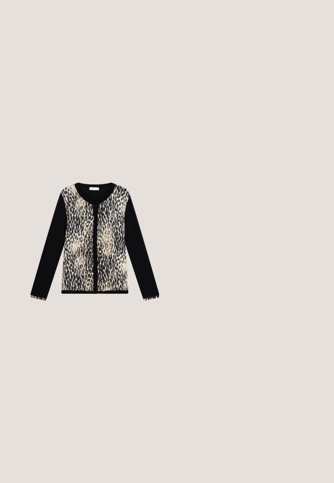 Cardigan à manches longues avec manches noires et un panneau avant présentant un motif léopard beige et noir, fermeture à boutons au centre.; Débardeur noir côtelé avec un col rond et de larges bretelles, fabriqué à partir d'un tissu doux. Aucun motif ni détail de quincaillerie visible.; Pantalon ample noir avec une taille élastique, cordons de serrage et un motif de petits points dorés régulièrement espacés.; Sandale en cuir noir avec trois lanières croisées, accents décoratifs dorés, et un talon épais avec un détail métallique sur le côté.; Lunettes de soleil carrées oversize noires avec des verres dégradés foncés et des branches accentuées d’or, marquées « Liu Jo » sur un côté.; Sac cabas noir matelassé avec longues poignées et petite pochette noire zippée, tous deux ornés de logos Guess dorés, sur fond gris.