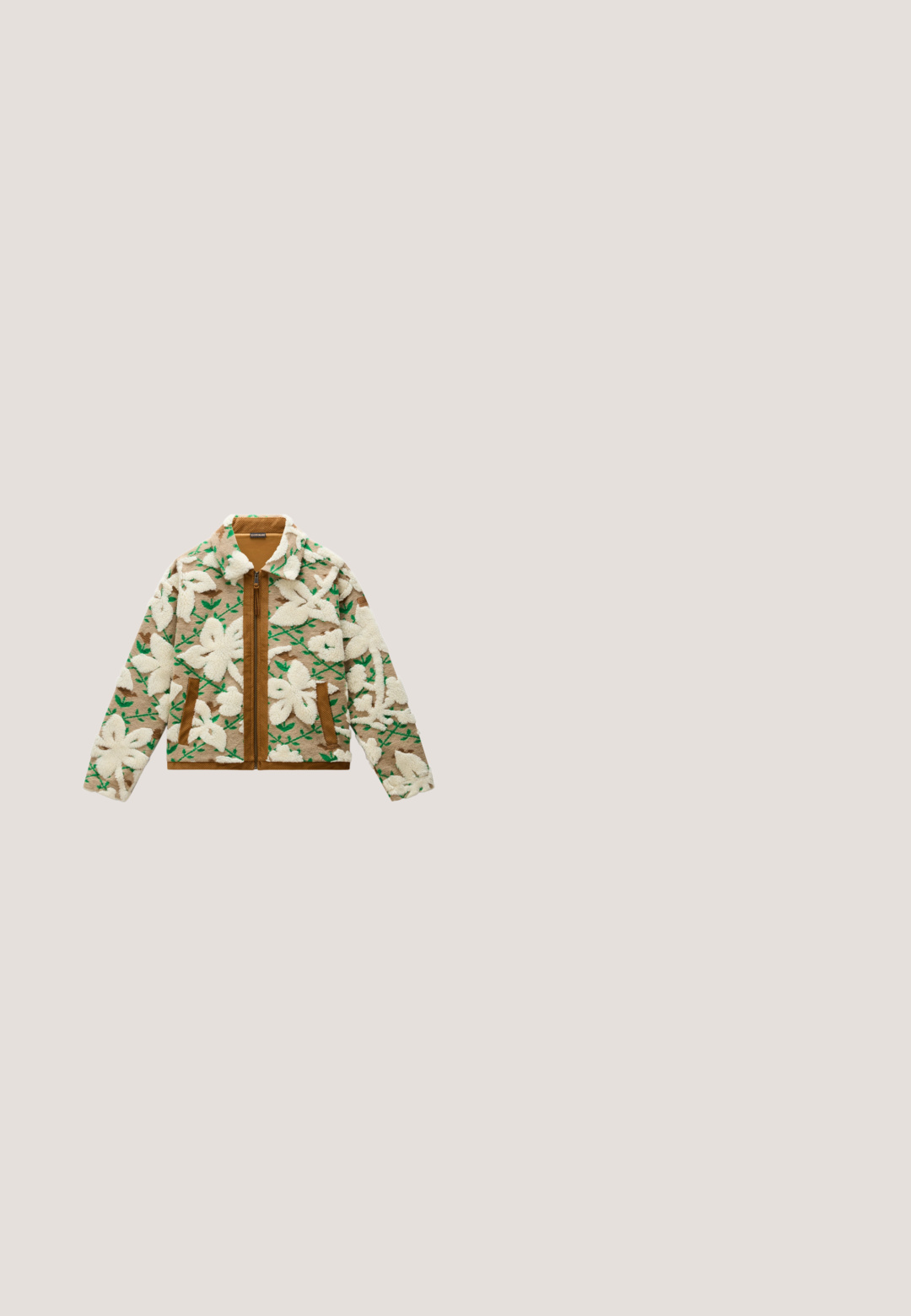 Beige en bruine fleecetrui met grote witte bloemenprints en groene bladdetails, rits aan de voorkant en bruine zakrandjes.; Roomkleurig katoenen T-shirt met levendige geborduurde patronen, inclusief tekst en tropische motieven in tinten groen, roze en oranje.; Korte cargo shorts in kaki met een elastische tailleband, trekkoord en twee zijzakken. Gemaakt van lichte stof met een gladde textuur.; Beige sneaker van suede en mesh materialen, ronde vorm, opvallende gepolsterde kraag en een gumrubberen zool. Kenmerkt zich door een golvend ontwerp accent.; Tote bag met een bruine en crèmekleurige koeienprint, gemaakt van zachte stof, met twee bruine schouderbanden en een logodetail.; Kleine gouden oorringen met rechthoekige segmenten, elk voorzien van een heldere edelsteen aan de voorkant, met sluitingen aan de achterkant.