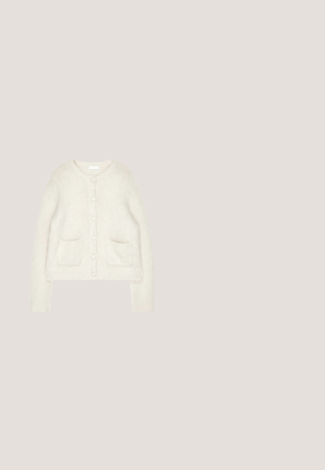 Cardigan tricoté couleur crème avec un col rond, une fermeture à six boutons, deux poches avant et des poignets côtelés. Texture douce.; T-shirt à col rond et manches courtes en coton léger et doux. Couleur beige clair avec une coupe décontractée et une étiquette sur la couture latérale.; Pantalons larges en tissu crème, présentant une texture lisse, des poches latérales et une taille classique avec passants de ceinture.; Chaussure plate en cuir crème avec bride latérale à boucle et semelle foncée, vue de profil sur fond blanc.; Sac fourre-tout de couleur crème avec longues sangles, boucle anneau dorée à l'avant, et forme rectangulaire reposant sur une surface blanche.; Bracelet chaîne en or avec des perles lisses alternées et de petits accents en cristal. Dispose d'un fermoir lobster et d'une chaîne ajustable.