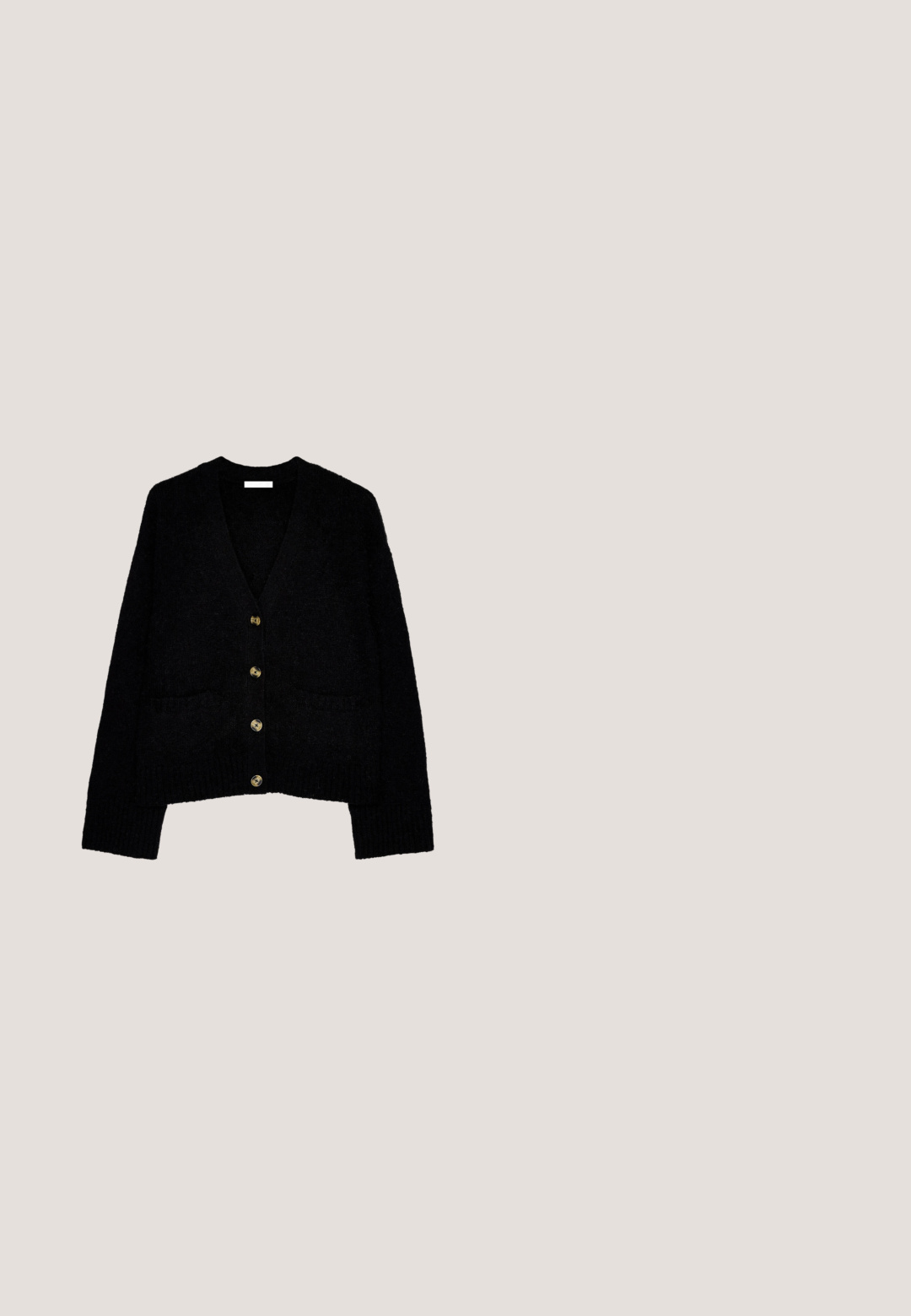 Cardigan noir avec un design en V, des poignets côtelés et deux poches avant. Comprend cinq boutons dorés. Tissu doux et texturé.; Polo noir à manches courtes avec col et patte de boutonnage, fabriqué dans un tissu texturé avec une coupe décontractée.; Pantalon court noir à jambes larges avec de subtiles rayures verticales et une taille haute.; Mocassins en cuir noir avec un bout arrondi, une bande décorative sur le dessus et une semelle en caoutchouc épaisse et texturée. Finition lisse avec des détails de couture subtils.; Sac à main en cuir noir texturé avec poignées supérieures, bandoulière amovible avec bande blanche, et détail de fermoir en métal argenté à l'avant.; Ensemble de trois anneaux en métal torsadés, de couleur argentée, avec une finition lisse et un motif en spirale, reposant sur une surface réfléchissante.