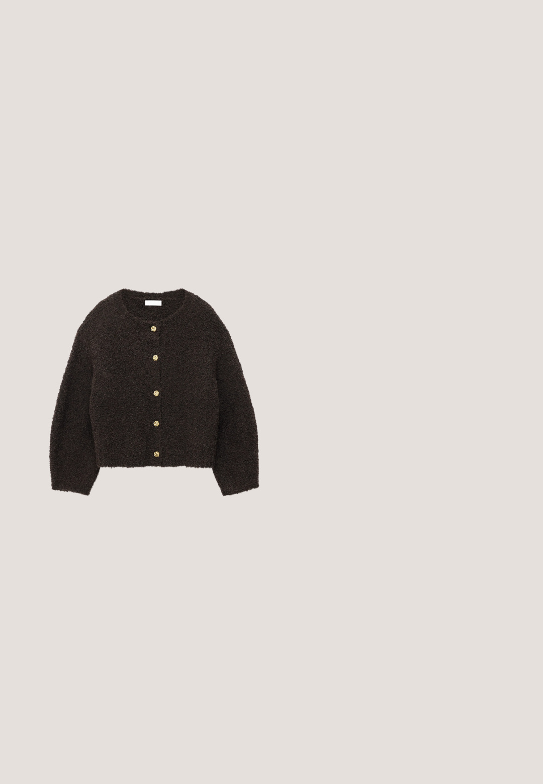 Brun tekstureret sweater med cropped design, rund hals og knudede knapper i guldtone ned foran. Blødt materiale. Ingen mønstre.; Hvid skjorte med knapper, tynde pastelfarvede striber, lange ærmer, spidst krave og en enkelt brystlomme med diagonale striber.; Rudede bukser i beige, gul og marineblå. Lige, bred benform med flad front og to baglommer. Struktureret stof.; Beige sneakers med mørkegrønne striber, gummisål, overdel i ruskind og tekstil samt neutralt hardware, parret med brune sokker på en lyseblå overflade.; Brun ruskindshåndtaske med et hovedrum med lynlås og to forlommer med sølvspænder samt en enkelt skulderrem.; Gul mesh armbånd med et dobbeltlag design og en lukning med spænde. Teksturen er glat og har et delikat og indviklet mønster.