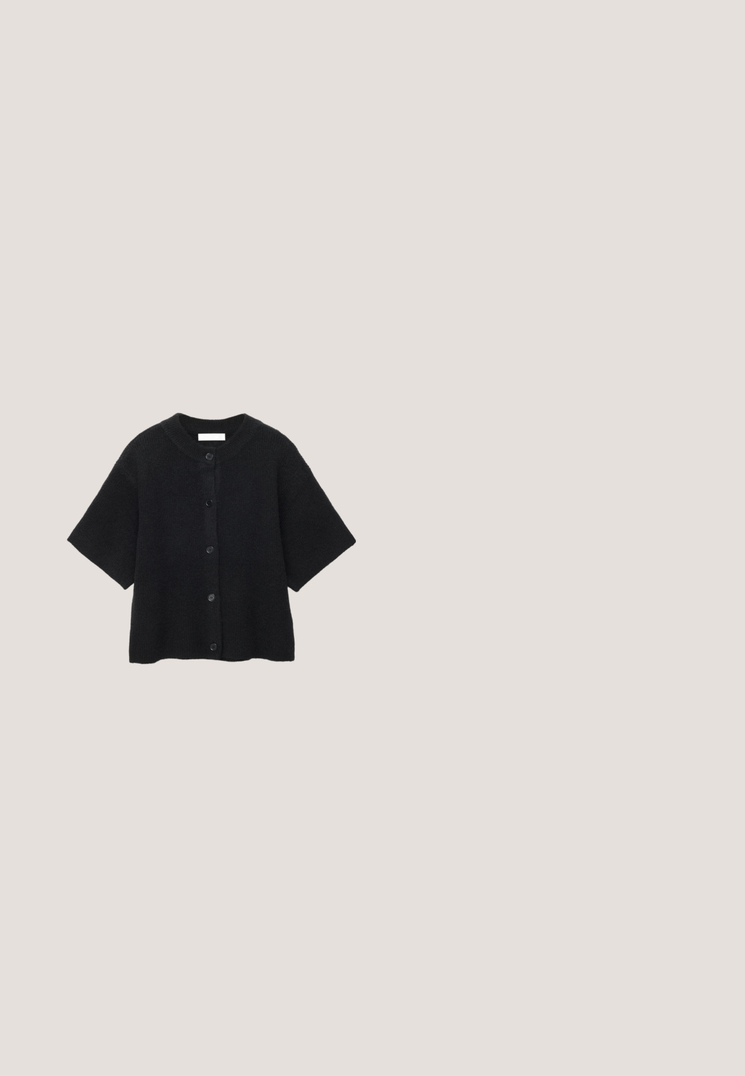Schwarze Strickjacke mit kurzen Ärmeln, rundem Ausschnitt und fünf vorderen Knöpfen, gefertigt aus weichem strukturiertem Stoff.; Weißes Langarm-Shirt mit Rundhalsausschnitt und leicht lockerer Passform, flach auf einem weißen Hintergrund präsentiert.; Schwarze weite Hosen aus glattem Stoff, mit einem Kordelzugbund und Falten, in einer lockeren, fließenden Silhouette.; Schwarze Slipper-Sandalen aus glattem Material mit offenem Zehenbereich und breitem Oberband, kombiniert mit dunklen Jeans im geraden Schnitt.; Schwarze Ledertasche in abgerundeter rechteckiger Form. Verfügt über einen Reißverschluss und einen abnehmbaren Trageriemen. Glatte Textur mit goldenen Hardware-Akzenten.; Goldarmband mit zwei ineinander verschlungenen Ketten mit strukturiertem Design, verstellbarer Länge und einem Verschluss mit einem kleinen runden Anhänger.