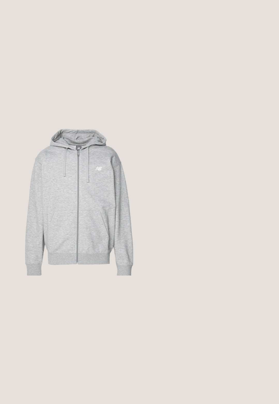 Lys grå fuld-zip hættetrøje med snore, to forlommer, ribstrikkede manchetter og kant, samt lille hvidt New Balance-logo på brystet.; Hvid bomulds T-shirt med korte ærmer, prydet med et lille flerfarvet logo på venstre bryst. Klassisk rund halsudskæring.; Lysegrå atletiske shorts lavet af blødt stof, med en elastisk talje og snoretræk til justerbar pasform samt to sidelommer.; Hvid og grå New Balance 1000 sneaker svæver over en betonflade med trapper i baggrunden.; Sorte solbriller med rektangulær form, mørke linser, sølvdetaljer ved tindingerne og en mat finish på stellet.; Treflet armbånd med små blå firkantede og sølvrunde perler, med en sølvdrejelås, vist på en hvid baggrund.