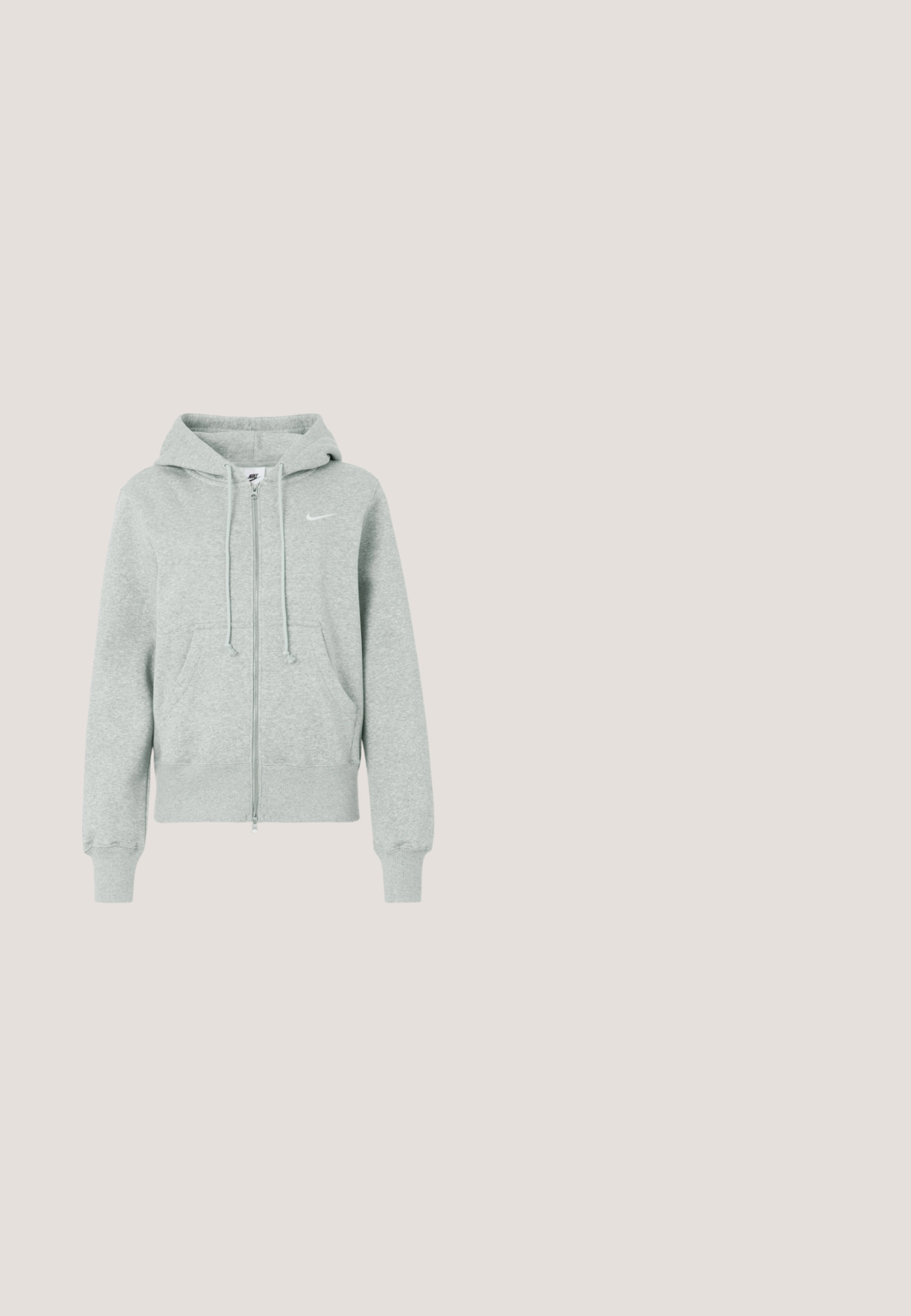 Sudadera de cremallera Nike de color gris claro con capucha, bolsillos frontales, cordones, puños acanalados y logo de Nike en blanco en el pecho.; Camiseta de manga corta negra, ajustada y de canalé, hecha de tela suave, con un pequeño logo de Nike en blanco en el pecho.; Pantalones cortos deportivos de color gris claro con cintura elástica y pequeño logo blanco de Nike en la pierna izquierda sobre un fondo liso.; Zapatilla deportiva con una mezcla de materiales en verde oliva y marrón oscuro con acentos en rosa. Parte superior texturizada y amortiguación de aire visible en la suela.; Bolso tote de nailon negro con diseño de cintas horizontales, asas dobles y dos acentos decorativos de hardware. Pequeño logotipo en la parte frontal.; Pendientes de aro plateados con un acabado pulido, que presentan una forma redonda simple y un cierre de presión para un uso seguro.