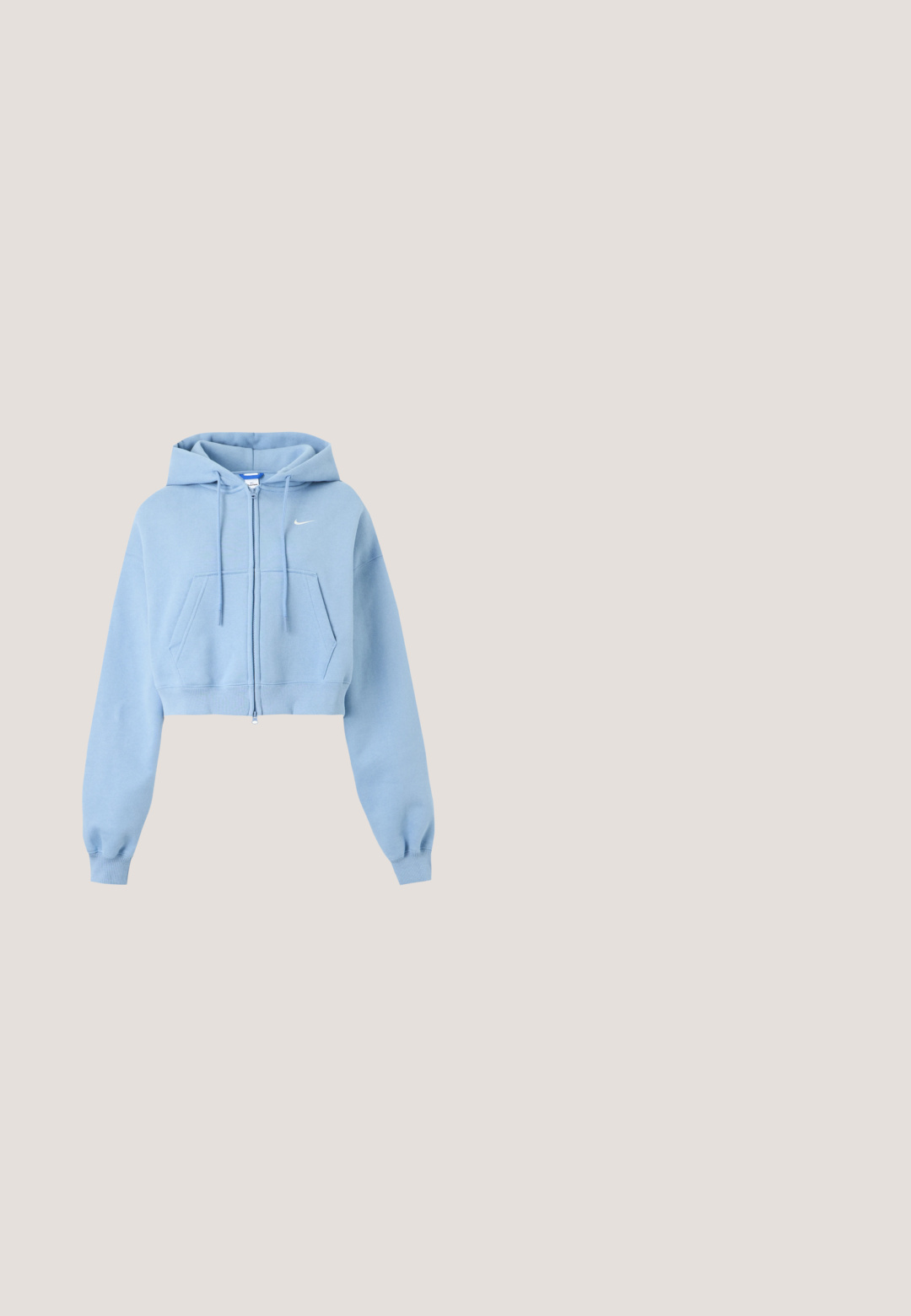 Sudadera cropped azul claro con cremallera, bolsillos frontales, capucha con cordón, puños acanalados y pequeño logo blanco de Nike en el pecho.; Top corto sin mangas azul con un diseño frontal de nudo. Confeccionado en una tela suave y elástica con una textura lisa. Escote redondo.; Pantalones deportivos azul marino de corte holgado, fabricados en un tejido suave y brillante. Cuentan con una cinturilla elástica y un logo blanco en el lateral.; Zapatilla de running Nike en blanco, plata y verde. Presenta materiales de malla y sintéticos, cuello acolchado y suela acolchada con unidades de aire visibles.; Bolso bandolera azul de mezclilla con correa ajustable y pequeño logo metálico en el frente, exhibido sobre fondo blanco.; Collar de plata con eslabones de cadena alargados y un colgante de barra elegante, que presenta una textura suave y un acabado pulido. Cierre de broche ajustable.