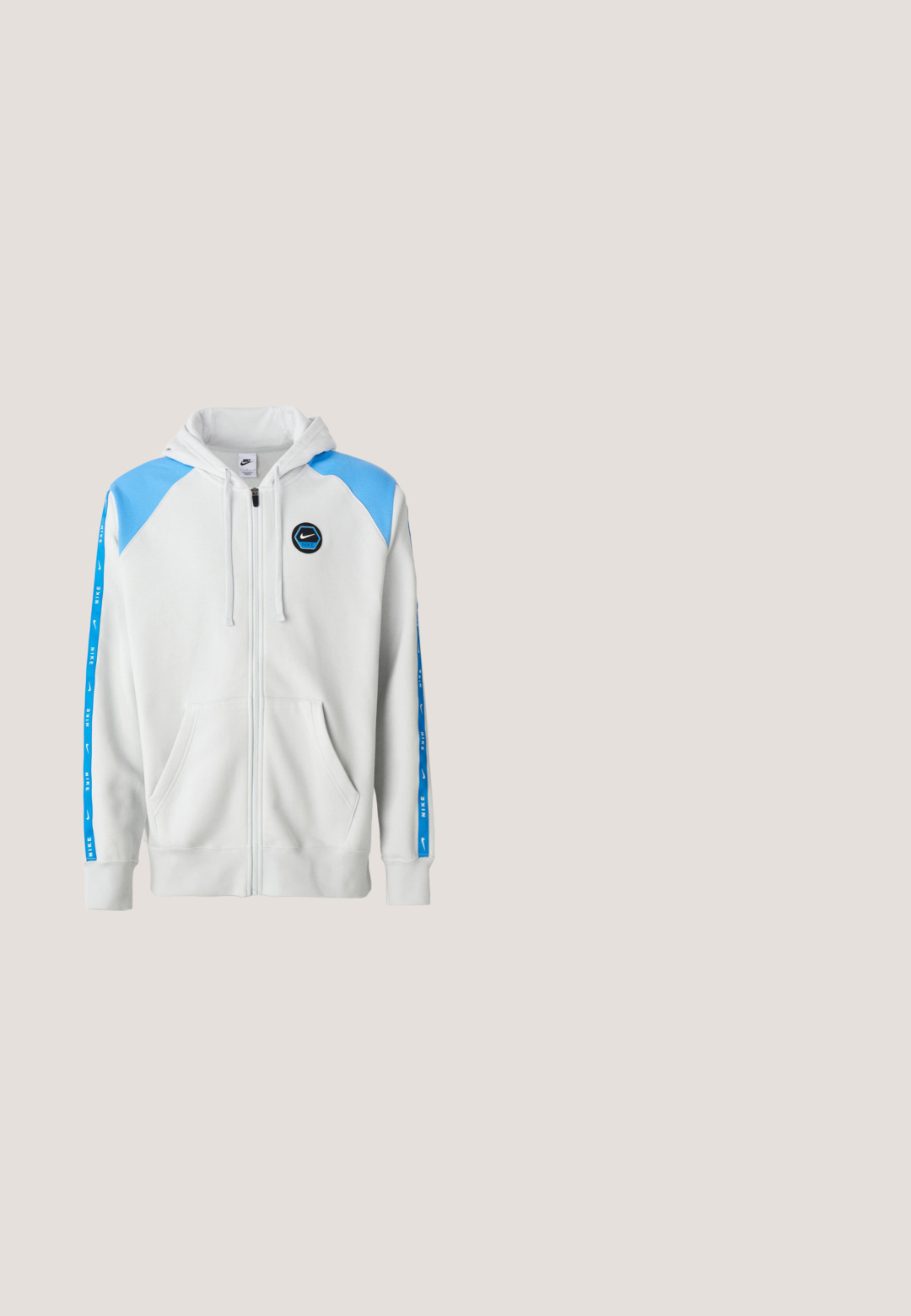 Sudadera con cremallera en gris claro con acentos en azul en los hombros y logotipo, que cuenta con dos bolsillos frontales y detalles en azul a rayas a lo largo de las mangas.; Camiseta de algodón azul con un diseño gráfico circular y colorido que presenta formas geométricas y un destacado logo en forma de swoosh en amarillo.; Pantalones cortos deportivos de color azul claro, confeccionados en una tela suave, con un patrón sutil, una cinturilla elástica y acentos de logo impresos en una pierna.; Zapatilla Nike azul con logotipo blanco swoosh, suela negra y cordones, flotando sobre escaleras de hormigón gris en un entorno exterior.; Pequeño bolso de muñeca azul con cremallera, tela texturizada y una correa ancha en la parte frontal para llevar o asegurar objetos.; Pulsera de cuentas con cuentas cilíndricas y redondas multicolores, incluyendo diseños plateados y a rayas, dispuestas en un lazo cerrado.