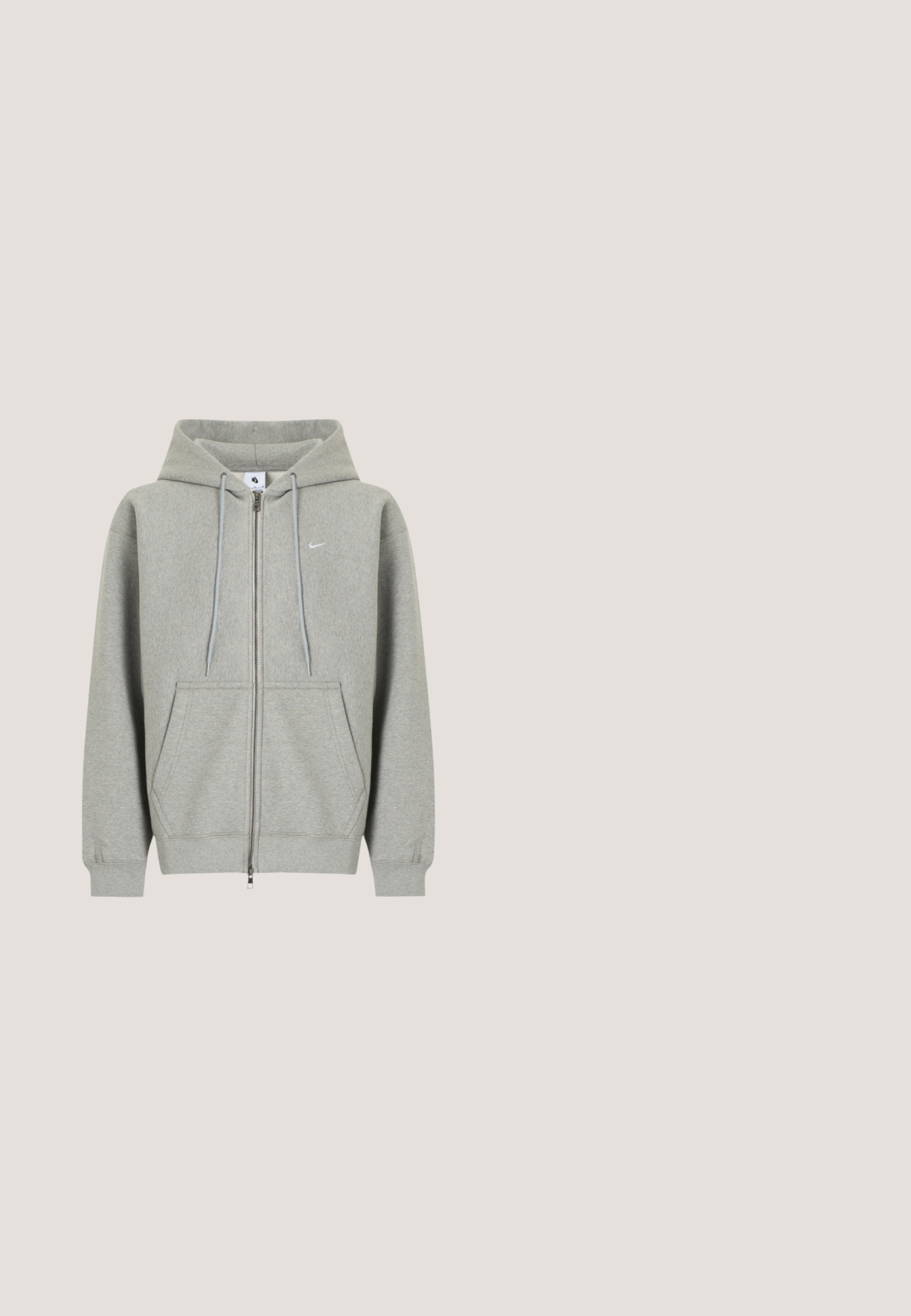 Grå hættetrøje med lynlås lavet af blødt materiale, med frontlomme, snøre i hætten og lille hvidt logo på venstre bryst.; Hvid bomulds t-shirt med et camouflagestruktur mønsteret "N" logo og et lille lilla Nike swoosh på brystet. Klassisk crew neck design.; Grå bomuldsshorts med elastik i taljen, med løs pasform og et lille hvidt logo nær kanten. Glat tekstur, længde over knæet.; Nike løbesko i lysegrå med en glat tekstur, buet design og synlige støddæmpningsfjeder i mørkebrun ved hælen.; Sort stof skuldertaske med en struktureret overflade, justerbar rem og snørelukning. Har kraftige syninger og et sideetiket.; Calvin Klein ASPIRE - Halskæder - silver-coloured