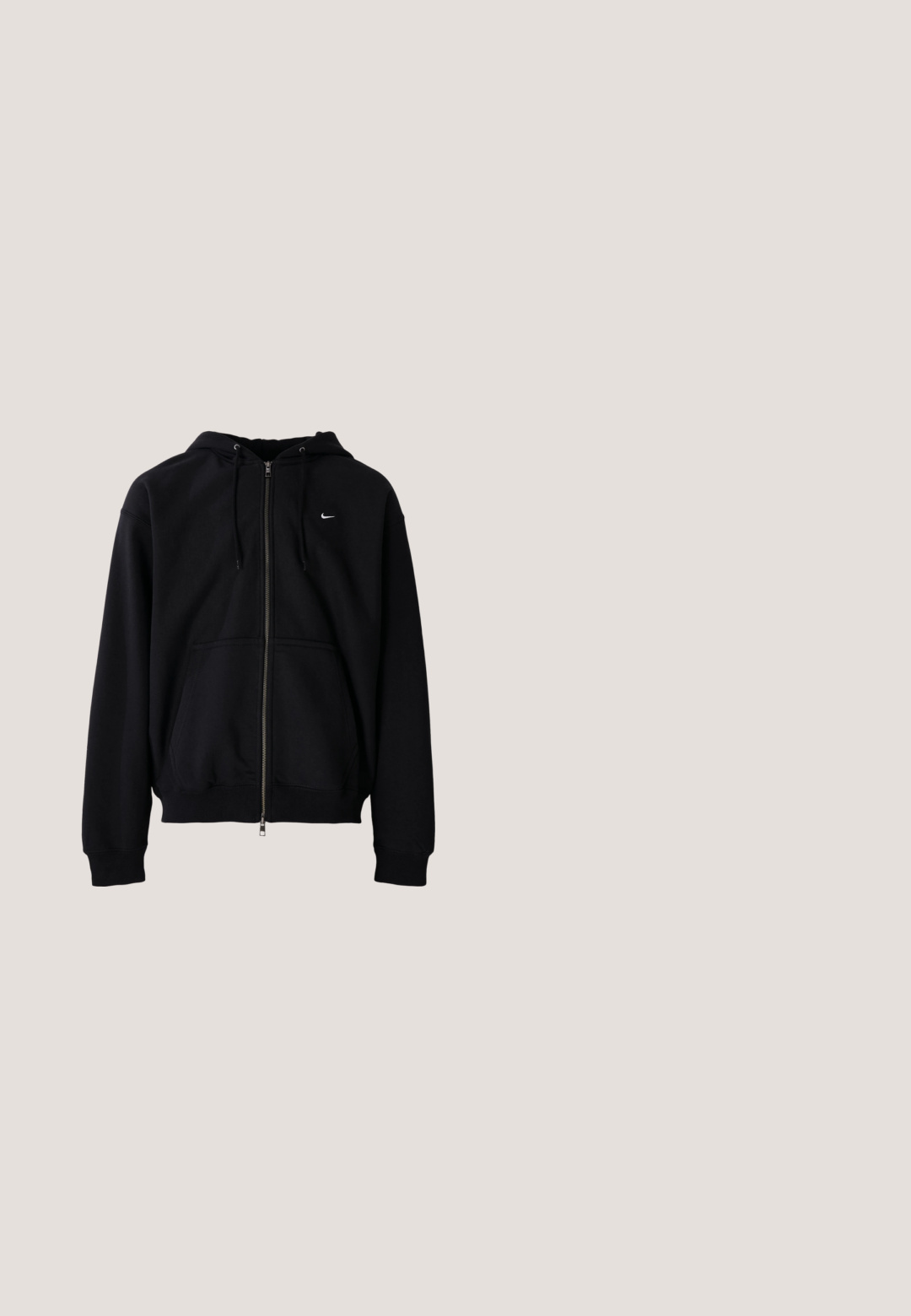 Schwarzer Kapuzenpullover mit durchgehendem Reißverschluss, Kapuze, Kordeln, Vordertaschen und kleinem weißem Nike-Logo auf der linken Brust, dargestellt vor einfarbigem Hintergrund.; Schwarzes T-Shirt aus weicher Baumwolle, mit kurzen Ärmeln und Rundhalsausschnitt. Einfaches Design mit einem kleinen Logo auf dem linken Ärmel.; Schwarze leichte Cargo-Hosen mit elastischem Bund, seitlichen Reißverschlüssen und geräumigen Taschen. Bietet eine lockere Passform und tapered Bündchen.; Schwarze Sportschuhe mit Mesh- und Gummielementen. Kombiniert mit hellgrauen weiten Jeans und einem karierten grünen Oberteil. Flacher Hintergrund.; Schwarze Sonnenbrille mit einem geschwungenen Rahmen und dunklen Gläsern. Sie verfügt über eine matte Oberfläche und den Markennamen "ARNETTE" an der Seite.; Silberne Halskette mit einem glatten ovalen Verschluss und einer strukturierten Akzentuierung. Die Glieder sind gleichmäßig und poliert, was ein elegantes Erscheinungsbild erzeugt.