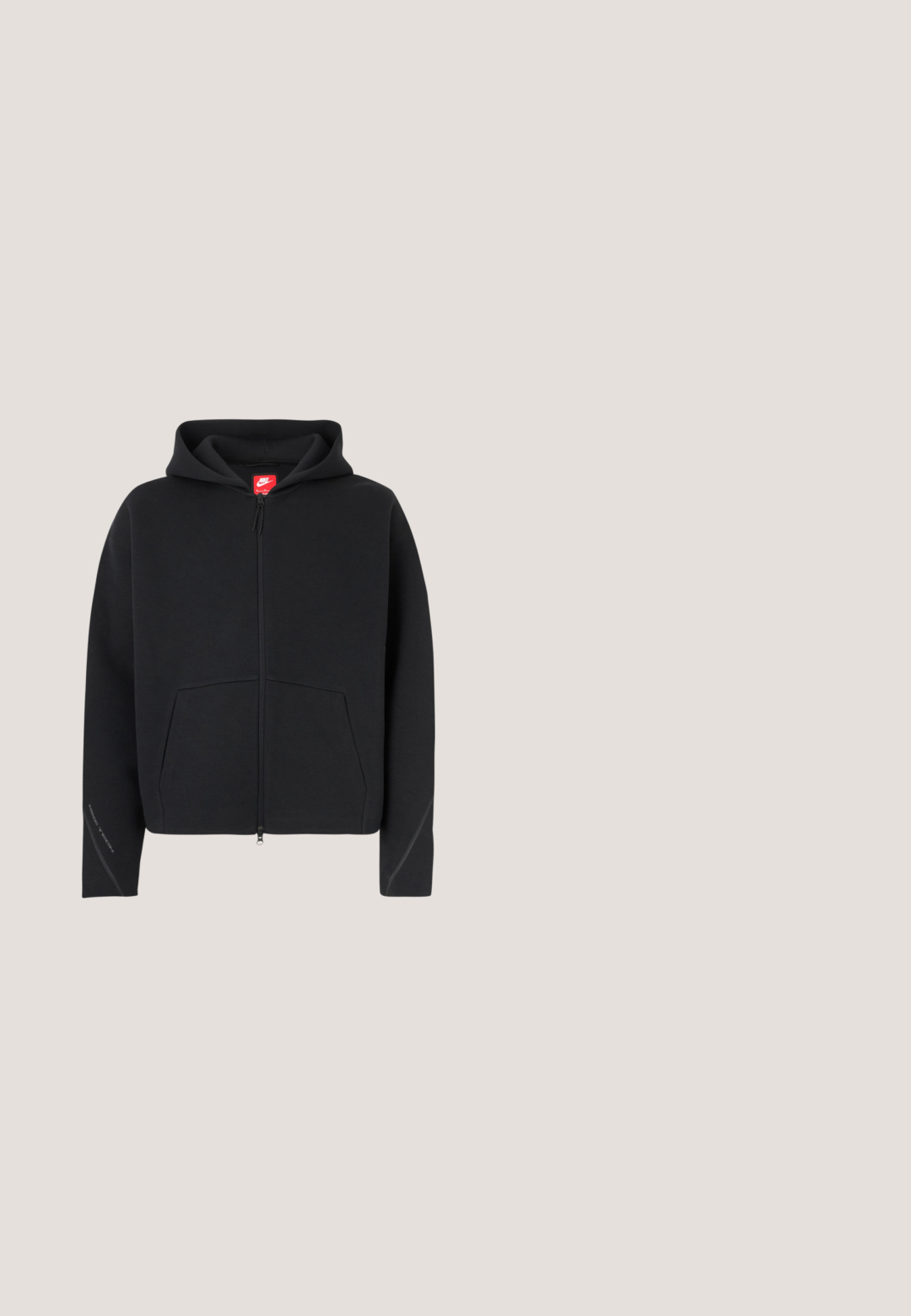 Sweat à capuche noir zippé avec poche avant, tissu texturé, capuche avec cordon de serrage, et logo Nike rouge sur l'étiquette du col. Détails de couture sur les manches.; T-shirt gris clair à manches courtes avec le logo Nike noir et le texte "JORDAN AIR" à l'avant.; Shorts de sport noirs en tissu doux, dotés d'une taille élastique avec cordon de serrage, de poches latérales et d'un petit logo sur la jambe gauche.; Des baskets montantes noires en cuir lisse, à bout rond et à lacets ; associées à un pantalon blanc fuselé, présentées sur un sol texturé.; Pochette en tissu noir avec deux poches zippées à l'avant, texte brodé, forme rectangulaire, texture durable et design discret.; DARKAI TENNIS LONG UNISEX - Collier - silver-coloured