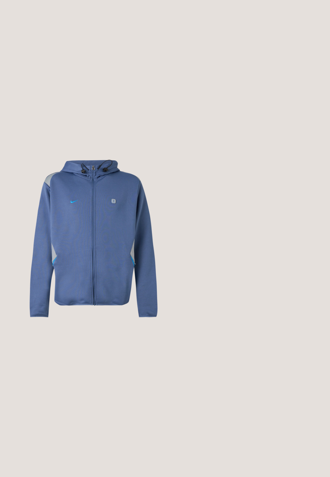 Blauer Zip-Up-Hoodie mit Kapuze und verstellbaren Kordeln, kleinem Nike-Logo auf der linken Brust sowie grauen und blauen Akzenten an Schultern und Taschen.; Marineblauses, kurzärmliges Sporthemd mit gelbem Schulterpaneel und rotem Nike-Swoosh auf der Brust und dem Ärmel.; Schwarze Sportshorts aus einem glatten, leichten Stoff, mit elastischem Bund und einem weißen Nike-Logo-Akzent am Saum.; Schwarze Sportschuhe mit blauen Akzenten, strukturierter Synthetik-Oberfläche, Schnürverschluss und Gummisohle. Merkmale ein auffälliges Logo-Detail an der Seite.; Schwarze Stofftasche mit einem Reißverschluss und einem vorderen Etikett. Sie hat eine rechteckige Form und einen seitlichen Griff für einfaches Tragen.; Edelstahlarmband mit einem polierten, verbundenen Design mit schwarzen Akzenten und einer Faltschließe, dargestellt auf weißem Hintergrund.