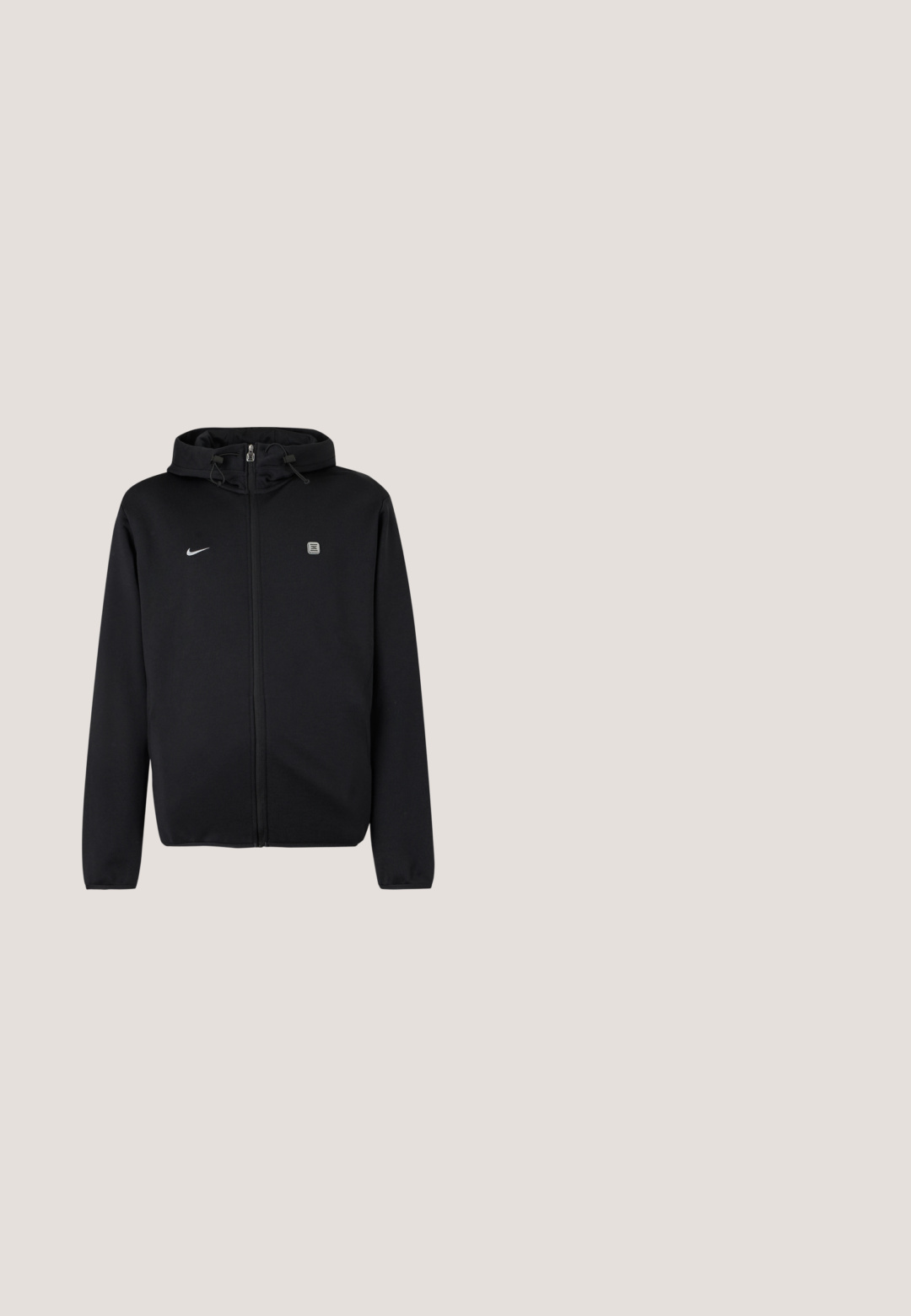 Čierna mikina na zips s kapucňou s šnúrkami, logo Nike na ľavej strane hrude a malý štvorcový emblém na pravej strane hrude.; Čierny bezrukávový sveter s kapucňou. Obsahuje predný zips a reflexné pruhy v oblasti hrudníka. Vyrobený z ľahkého materiálu.; Čierne tričko s krátkym rukávom značky Nike s malým oranžovým štvorcovým logom a bielym logom Nike Swoosh umiestneným v strede na hrudi.; Čierne bavlnené šortky s elastickým pásom, šnúrkou, bočnými vreckami a veľkým bielym logom Nike potlačeným na ľavej strane.; Čierna športová obuv s hornou časťou z mikrovlákna, polstrovaným golierom a výraznou tlmiacou technológiou na päte. Má textúrované detaily a šnúrky.; Čierna textilná ramenná taška s textúrovaným povrchom, nastaviteľným pásom a sťahovaním. Vyznačuje sa výrazným prešívaním a bočným štítkom.