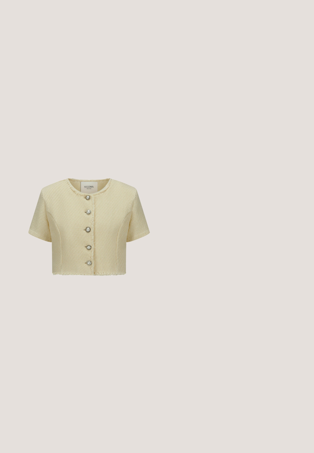 Kurzärmelige, cropped Jacke aus strukturiertem Creme-Stoff mit fünf perlenartigen Knöpfen und einem runden Halsausschnitt mit ausgefransten Kanten.; Weißes, geripptes Tanktop mit breiten Trägern, mit zwei floralen Applikationen mit Perlendetails auf der linken Schulter.; Cremefarbene Shorts aus strukturiertem Stoff mit einem dezenten Muster, versehen mit einem Vorderknopfverschluss und Seitentaschen.; Beige Keilsandale mit geflochtenem Jutefußbett, Knöchelriemen, goldener Schnalle und Vorderteilriemen mit goldfarbenen dekorativen Beschlägen.; Weiße halbmondförmige Handtasche mit durchbrochenen geometrischen Mustern, goldfarbenen Beschlägen, Reißverschlussverschluss und einem einzelnen Schulterriemen.; Armband aus goldfarbenem Metall mit einem weißen und goldenen, ineinandergreifenden Knotendesign, verziert mit klaren Strasssteinen und einem Verschluss.
