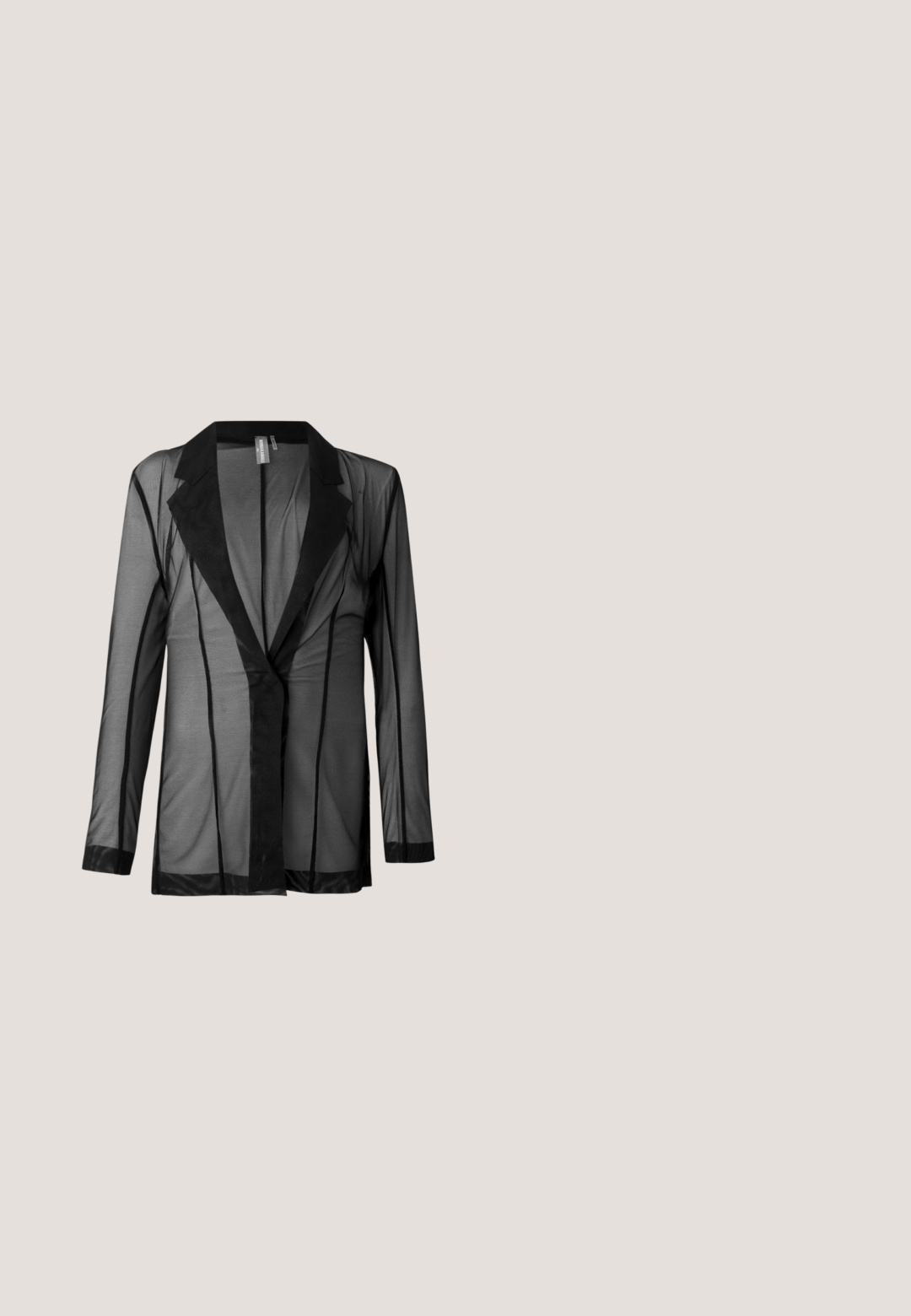 Sorth gennemsigtig blazer med klassisk revers, lange ærmer og lodrette striber. Fremstillet af letvægtsmateriale, med en glat tekstur og åben front.; Rød pailletkjole med halterneck, tætsiddende liv og en slids i siden. Stoffet har en skinnende tekstur med et draperet design.; Guldfarvet sandal med høje hæle med tynde stropper pyntet med små klare rhinsten og en ankelrem med spændelukning.; Lille sort perlebelagt pouch taske med snorlukning og struktureret snoet snorrem. Set mod en hvid baggrund.; Øreringe i guldfarvet metal med dråbeform, udsmykket med indviklede filigranblomster og lagdelte dråbeformer pyntet med små klare krystaller.; Beige læderbælte med rund sølvspænde og runde sølvnitter langs hele længden, rullet sammen på en hvid baggrund.