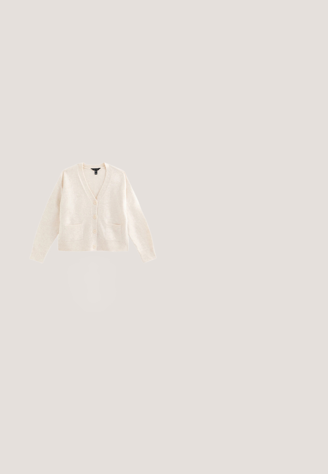 Cardigan i cremefarve, blød tekstur, V-hals, fem knapper foran, to forlommer og lange ærmer.; Simpel hvid kortærmet crop top med rund halsudskæring og sort mærke indeni kraven.; Lysblå denimjeans med lige snit, fem lommer og hardware i kobberfarve. Stoffet har en let falmning og en glat tekstur.; Copenhagen Studios CPH72 - Sneakers - white; Cremefarvet lærreds-tote taske med dobbelte skulderremme og et lille rødt hjerte-logo med teksten "HUGO" på frontens midterparti.; Tan læderbælte med bredt design, et guld metalspænde og fem justeringshuller. Glat tekstur med syede kanter.