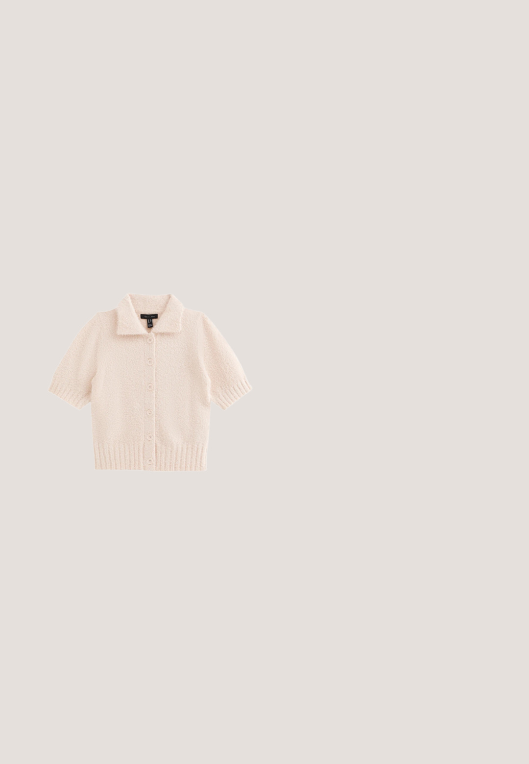 Kortarmig cardigan met kraag, gemaakt van zacht crèmekleurig stof met een gestructureerde afwerking. Voorzien van een knopenrij aan de voorkant en een geribde zoom.; Helderoranje mouwloos topje met een ronde halslijn en geribbelde randen. Etiket leest "NEXT." Geschikt voor casual of zomerse mode.; Blauwe wijde jeans van denim, met een hoge taille, vijf zakken, subtiele vervaging, knoopsluiting en contrasterende stiksels.; Bruine suède sneakers met witte zijaccenten, gestructureerde veters, een gevoerde binnenkant en een rubberen buitenzool. Binnenlabel toont maat en merk.; Zachte roze suède handtas met een brede schouderband en zichtbare stiksel details, weergegeven tegen een witte achtergrond.; Glad, gepolijste zilveren ring met een open ontwerp en twee afgeronde, gebogen uiteinden die naar elkaar toe wijzen.