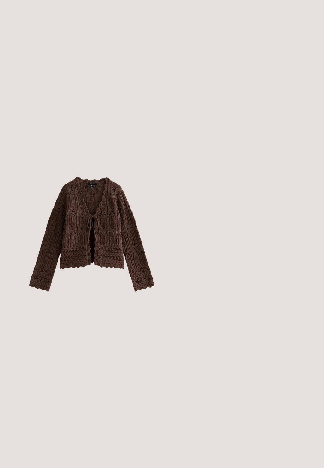 Bruin gebreid vest met lange mouwen, ingewikkelde kabelpatronen, gegolfde randen en een sluiting aan de voorkant met een strik.; Bloemige blouse in lichtgroen en crème, met ruches, lange mouwen, een striksluiting en een gelaagde zoom met een doorschijnende textuur.; Maxi rok in donker bordeaux met een bloemenpatroon. Gemaakt van zacht materiaal, heeft een elastische tailleband en een vloeiende silhouet.; Bruine suède enkellaars met een spits toelopende neus, strakke lijnen, een korte gestapelde hak en een achteraan geplaatste lus voor gemakkelijk aan- en uittrekken.; Vierkante zijden sjaal met olijfgroene en gele bloemenranden, verspreide gele bloemen en kleine bijen op een witte achtergrond.; Bruine geweven leren schoudertas met een ritsluiting, ronde vorm en een gevlochten schouderband. Voorzien van een klein, rechthoekig logoplaatje.