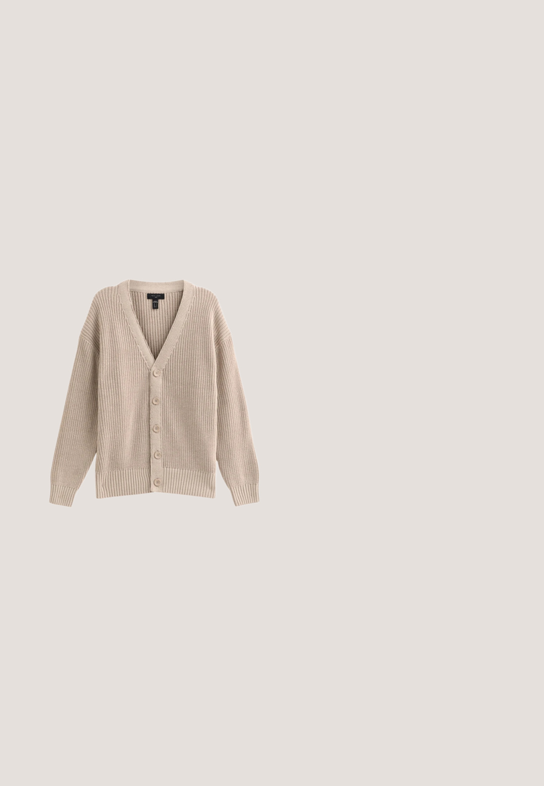 Beige gebreide cardigan met een V-hals, geribbelde textuur en zes knopen aan de voorkant. Voorzien van lange mouwen en een relaxte pasvorm.; Effen witte T-shirt met korte mouwen, ronde hals en een ontspannen pasvorm, getoond op een witte achtergrond.; Beige broek met rechte pijpen, voorknop, rits, riemlussen en voorzakken, plat gelegd op een witte achtergrond.; Witte vetersneaker die boven een houten bank zweeft met groene bladeren op de achtergrond, waarbij het ontwerp en de textuur van de schoen worden getoond.; Beige canvas boodschappentas met lange en korte handvatten, met "KARL LAGERFELD" tekst in dikke zwarte letters gedrukt op de voorkant.; Bruine leren riem met een gladde textuur, rechthoekige gespsluiting van zilverkleurig metaal, en meerdere gaten voor verstelbaarheid.