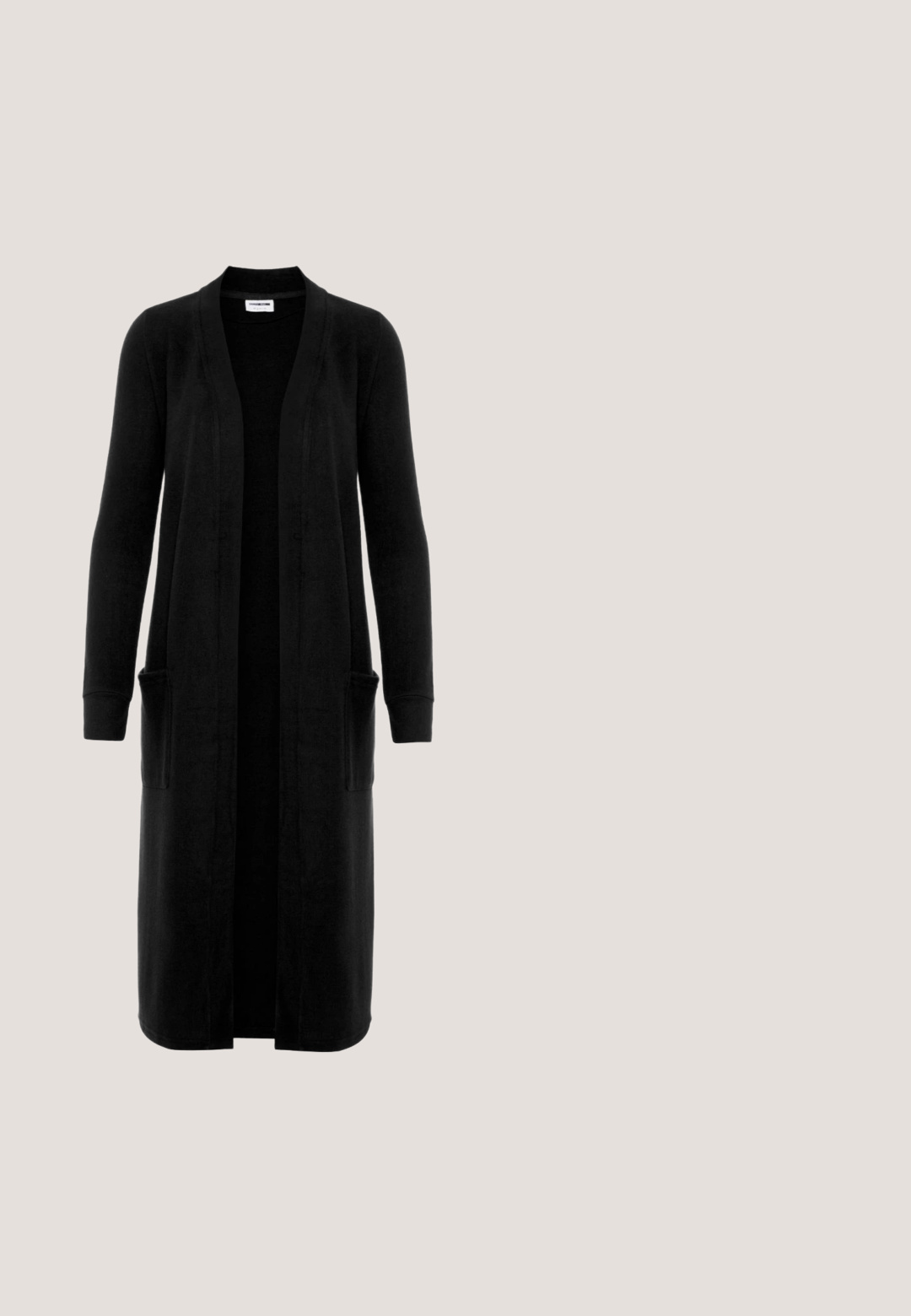 Lang sort cardigan lavet af blødt stof med sjalskrave, åben front, lange ærmer og to forlommer.; Sort bomulds T-shirt med korte ærmer, rund halsudskæring og oprullede manchetter; har et diskret mærketræk på sidekanten.; Sorte bukser lavet af blødt, strækbart materiale. Har en elastisk talje med snoretræk, frontfolder og tapered ben.; Hvid platform-sneaker med sorte zebra-striber, hvide snørebånd og en tyk ribbet sål, set fra siden.; Sort crossbody taske lavet af holdbart stof, med en rund form, justerbar rem og et logo-patch på forsiden.; Sølv kædeting med to hjerter; det ene er rødt og blankt, og det andet er skinnende sølv. Kæderne har en delikat, tekstureret finish.