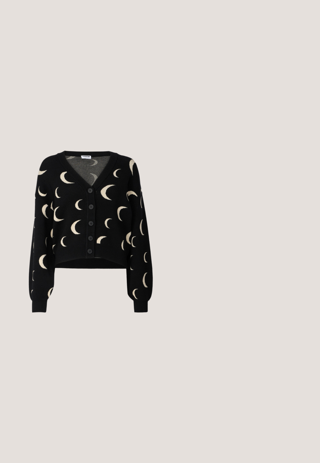 Noisy May NMCHARLOTT V-NECK CARDIGAN - Kardigán - black; Čierny top s tenkými nastaviteľnými ramienkami, hladkým elastickým materiálom a priliehavým strihom. Bez vzorov alebo ozdôb.; Čierne rozšírené nohavice s dizajnom zebry, s jemnou textúrou a elastickým pásom pre pohodlie.; Monki Našuchovačky - black dark; Čierne slnečné okuliare s šedými sklami, so sieťovým vzorom malých kovových kamienkov pozdĺž rámov. Hladký povrch, ostrý dizajn.; Čierna a strieborná kabelka s textúrovaným povrchom so vzorom diamantov, s uzlovou rukoväťou a štruktúrovaným tvarom.