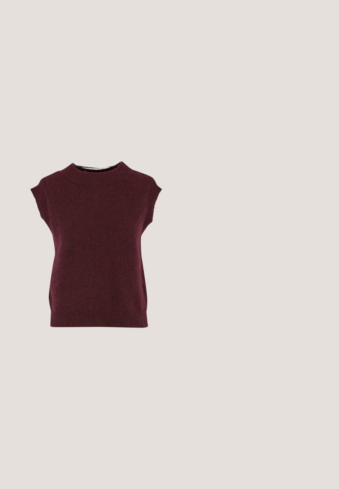 Bordeaux mouwloze trui met een hoge halslijn, geribbelde afwerking en een zachte textuur. Eenvoudig design zonder zichtbare patronen of accenten.; Korte bordeaux gekleurde textuurjacket met opbollende mouwen en vier zilveren knopen aan de voorkant tegen een lichte achtergrond.; Zwarte, wijde broek gemaakt van soepel materiaal; beschikt over een tailleband met riemlussen en plat aan de voorkant; strak, op maat gemaakt ontwerp.; Bordeauxrode lakleren slingback met puntige neus, dunne enkelband en kleine decoratieve gespsluiting. Gladde textuur en hoge hak.; Glanzende donkerrode clutchtas in envelopstijl met gouden bies langs de flaprand op een effen lichte achtergrond.; Gouden oorbellen met rode druppelvormige en ovale edelstenen, roze en transparante kristallen, en kleine parelaccenten op een witte achtergrond.