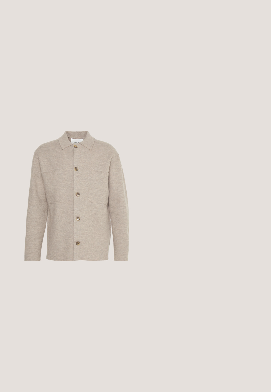 Chemise beige à boutons fabriquée en tissu doux, avec un col, deux poches et des boutons marron sur le devant. Manches droites.; T-shirt blanc en coton avec une coupe décontractée, des manches courtes et un col en V. Présente deux petits logos noirs imprimés sur le côté gauche.; Pantalons khaki gris clair au design ajusté, avec une taille plate, des poches standard et une texture de tissu lisse.; Baskets blanches avec accents beiges, dotées d'un bout texturé, d'une tige lisse et d'une semelle en caoutchouc. Modèle à lacets avec un logo distinctif.; Lunettes de soleil en acétate marron avec des verres vert foncé, de forme rectangulaire et des accents dorés sur les branches. Texture lisse, design minimaliste.; Ceinture élastique tissée beige avec des accents en cuir marron et une boucle en métal argenté. Présente une texture tressée et deux embouts en cuir.
