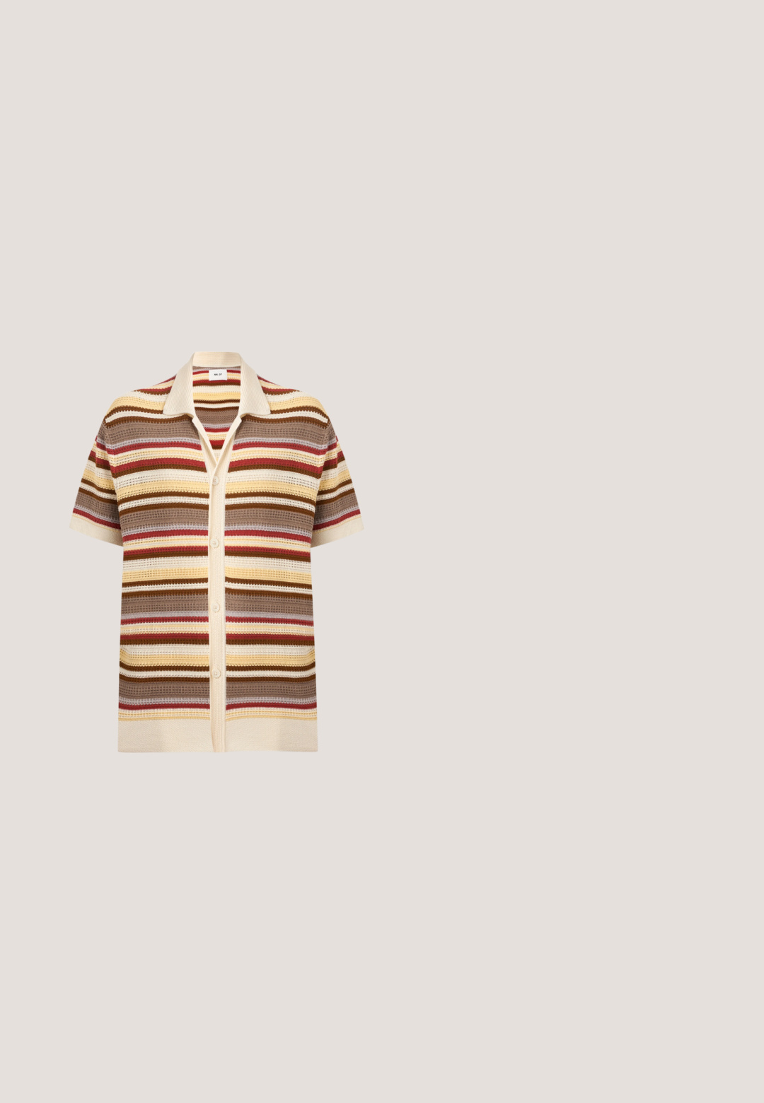Chemise en maille à manches courtes avec boutons, rayures horizontales en tons beige, marron, crème, rouge et jaune, avec col et tissu texturé.; Chemise en lin beige à manches longues avec un col boutonné, une poche poitrine et une surface lisse légèrement texturée. Coupe classique et design simple.; Pantalons en velours côtelé marron avec une coupe droite, dotés d'une fermeture à bouton à l'avant et de deux poches latérales. Tissu texturé avec des côtes verticales.; Mocassin en cuir brun foncé perforé avec détails tressés et pompons, talon bas et semelle lisse, présenté en profil latéral.; Lunettes de soleil rectangulaires en écaille de tortue avec verres foncés et branches fines arborant la marque Dolce & Gabbana sur le côté.; Ceinture en cuir marron avec boucle en laiton gravée du logo Polo, posée à plat sur un fond clair.