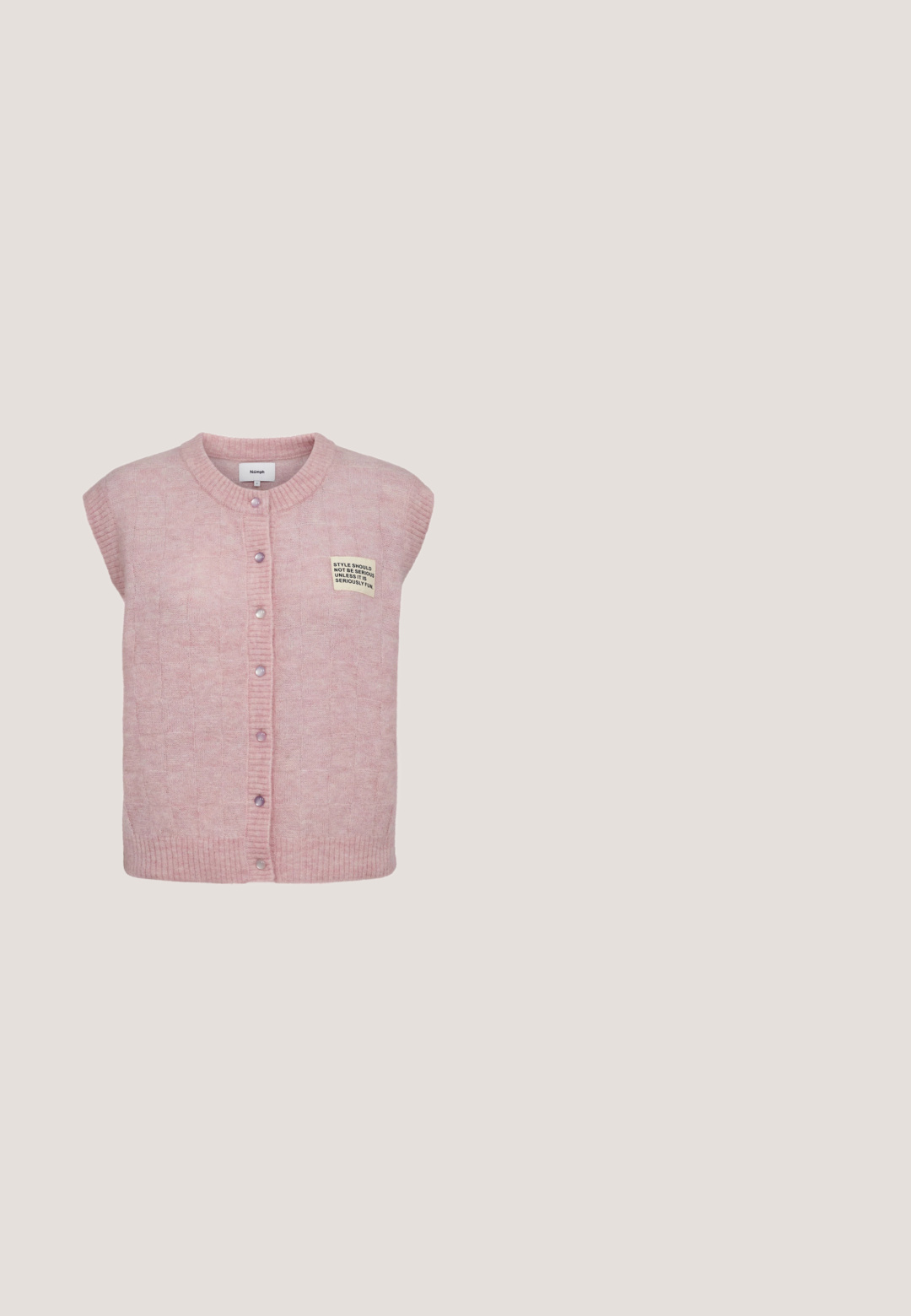 Pink strikket ærmeløs cardigan med knapper foran og et mærke med teksten "Stil skal ikke være seriøs, medmindre den er seriøst sjov."; Kortærmet T-shirt med rund hals, lyserøde og hvide vandrette striber og diskret logotekst på venstre bryst.; Rosa brede bukser med høj talje, der har et bælte med en cirkulær træspænde og folder for tekstur.; Hvid og lyserød sportssko med snørelukning, overdel i mesh og læder, tyk hvid sål og brun tekstureret ydersål.; Lille blød lyserød lædertaske med lynlåslukning og justerbar rem med knuder i begge ender.; Armbånd med koral pink uregelmæssige perler med fire glatte gyldne ringe og en tekstureret gylden søstjernevedhæng hængende i midten.