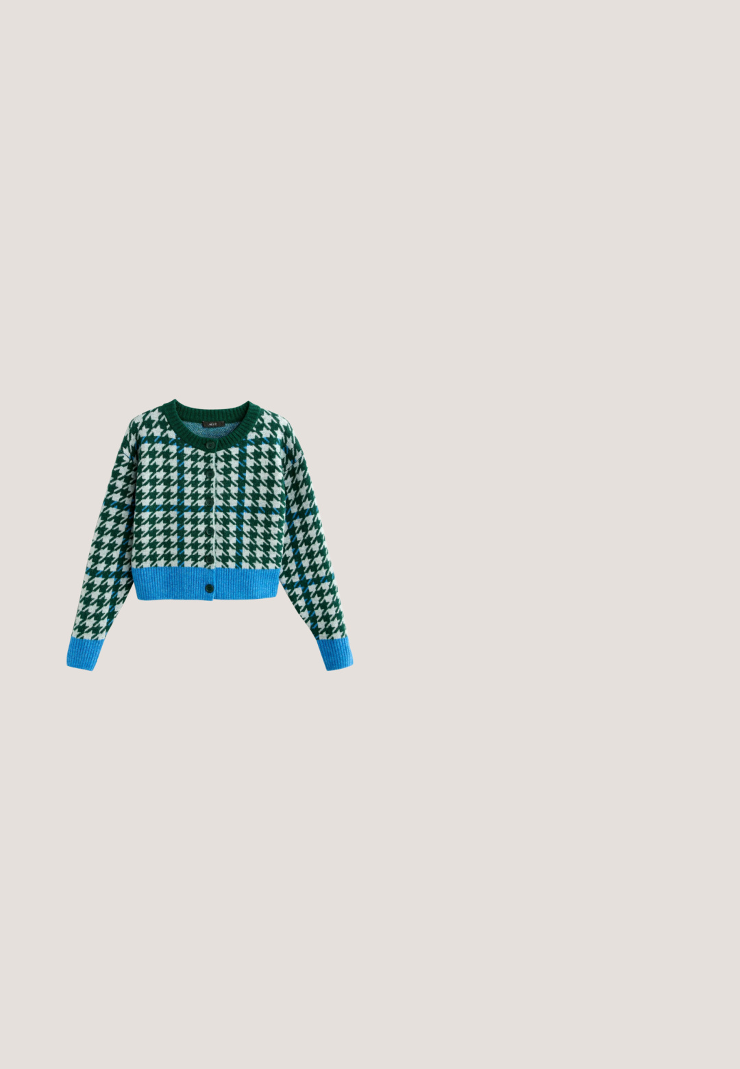 Cardigan cropped boutonné avec un motif pied-de-poule vert et blanc, des accents en plaid bleu, et des poignets et un ourlet côtelés bleus.; T-shirt bleu clair à manches courtes avec col rond et motif nœud en dentelle sur le devant.; Shorts verts clair pour femmes avec des rayures verticales blanches, bordure à volants sur les poches et l'ourlet, et taille élastique avec cordon.; adidas Originals GAZELLE BOLD - Baskets basses - powder teal/bliss lilac/pure teal; Sac à main rectangulaire bleu clair avec doubles poignées, fermeture éclair argentée, plaque logo métallique à l'avant et bandoulière large en tissu détachable.; Pince à cheveux en plastique rose en forme de fleur avec des pétales arrondis et une attache verte sur fond blanc.