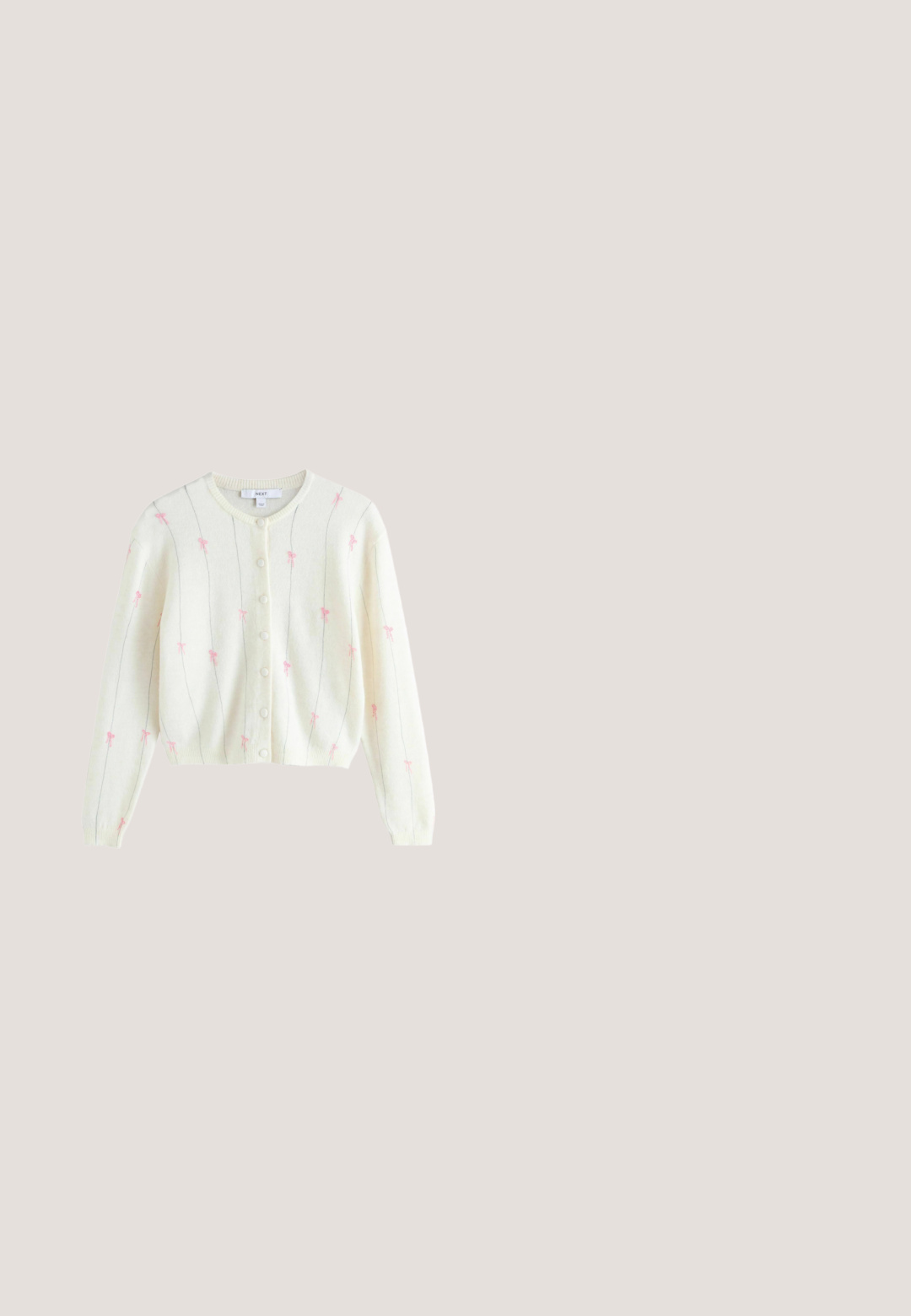 Weißer Cardigan mit langen Ärmeln, Knöpfen vorne, dünnen vertikalen grauen Linien und kleinen rosa Schleifenmustern, die über den Stoff verteilt sind.; Blumiges Cami-Top mit verstellbaren Trägern, das mit geschichteten Rüschen in Weiß-, Rosa- und Grüntönen versehen ist; aus leichtem, weichem Baumwollmaterial.; Rosa A-Linien-Midirock aus glattem Stoff, mit hoher Taille und fließendem Saum für eine lässige Silhouette. Keine sichtbaren Muster oder Accents.; Weicher Ballerina-Schuh aus rosa Wildleder mit gerafftem Detail nahe der Zehen und flacher brauner Sohle, seitliche Ansicht auf weißem Hintergrund.; Pinkfarbene Leder-Crossbody-Tasche mit goldfarbener Kettenriemen und rechteckiger goldener Schnalle vor weißem Hintergrund.; Goldene Kettenhalskette mit übergroßen Gliedern und einem strukturierten weißen Perlenakzent in der Mitte. Verfügt über einen Verschluss zur Verstellbarkeit der Länge.