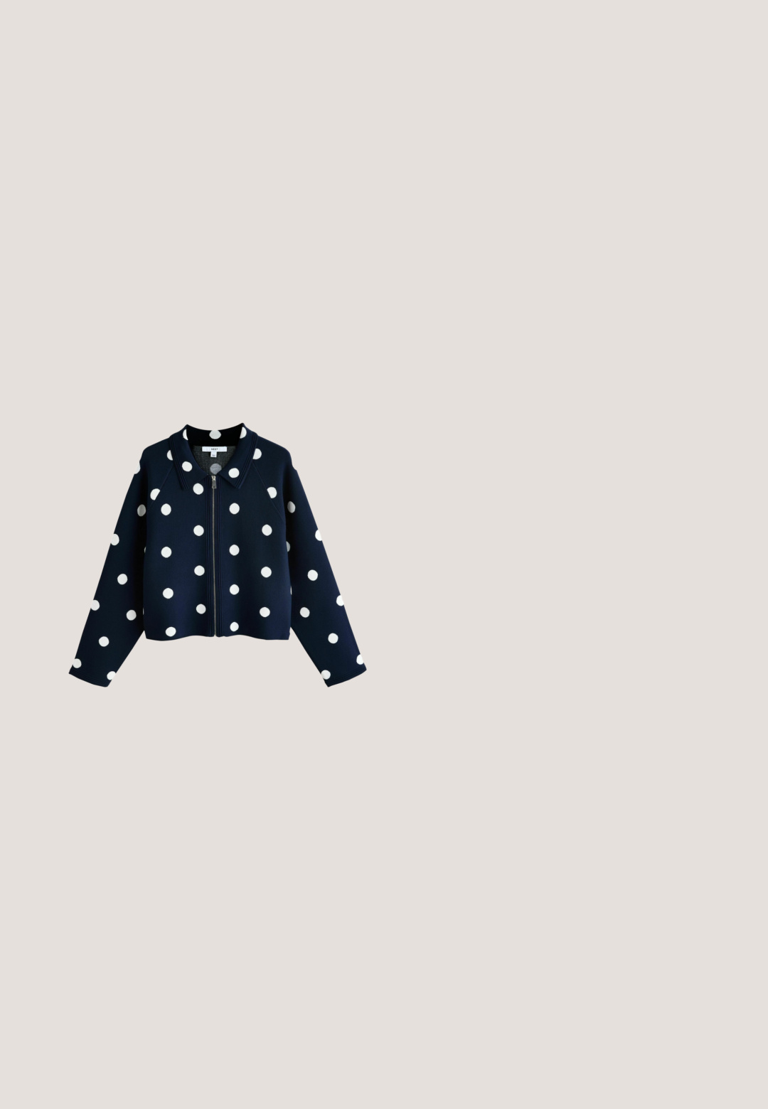 Marineblauer Stoff mit einer gestrickten Struktur und großen weißen Punkten. Das Material wirkt weich und dehnbar, mit sichtbaren Maschen in der Gewebestruktur.; Marineblaues Kurzarm-Oberteil aus weichem Stoff, mit rundem Halsausschnitt und gewelltem Saum an den Ärmeln und dem unteren Rand.; Dunkelblauer Stoff mit glatter, glänzender Textur und subtiler Rippstruktur, sanft gefaltet, um seinen Fall und seine reflektierende Qualität zu präsentieren.; Schwarzer Damenschuh mit niedrigem Absatz, abgerundeter Spitze und Wildlederstruktur, von der Seite auf weißem Hintergrund gezeigt.; Rechteckige dunkelblaue Veloursleder-Handtasche mit einem oberen Griff und einem abnehmbaren Schulterriemen mit goldfarbenen Beschlägen.; Zartes Armband mit kleinen dunkelblauen Perlen und goldenen runden Abstandshaltern, mit einem goldenen Karabinerverschluss und verstellbarer Kette mit Anhänger.